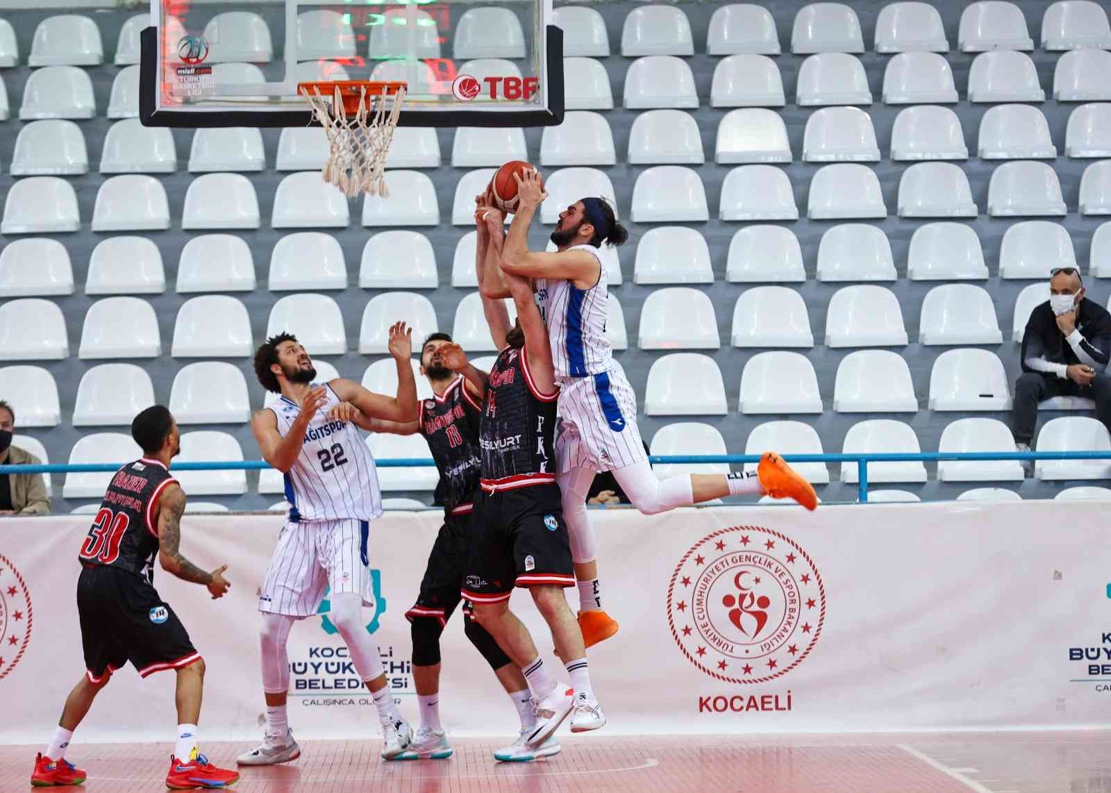 Türkiye Basketbol Ligi 26. hafta karşılaşmasında Samsunspor’u ağırlayan Kocaeli Büyükşehir Belediyesi Kağıtspor karşılaşmadan 70-76 mağlup ...