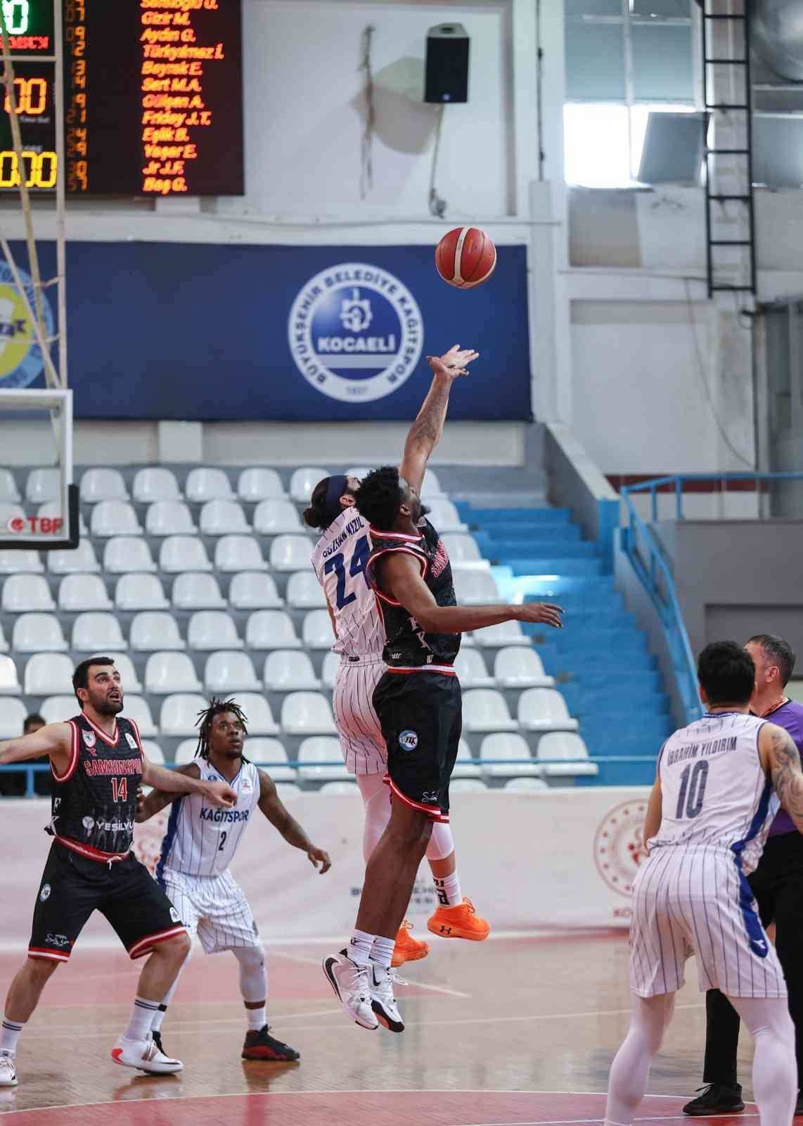 Türkiye Basketbol Ligi 26. hafta karşılaşmasında Samsunspor’u ağırlayan Kocaeli Büyükşehir Belediyesi Kağıtspor karşılaşmadan 70-76 mağlup ...