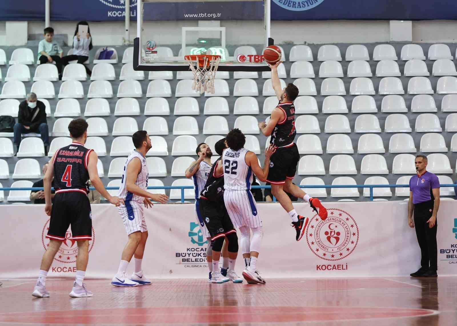 Türkiye Basketbol Ligi 26. hafta karşılaşmasında Samsunspor’u ağırlayan Kocaeli Büyükşehir Belediyesi Kağıtspor karşılaşmadan 70-76 mağlup ...