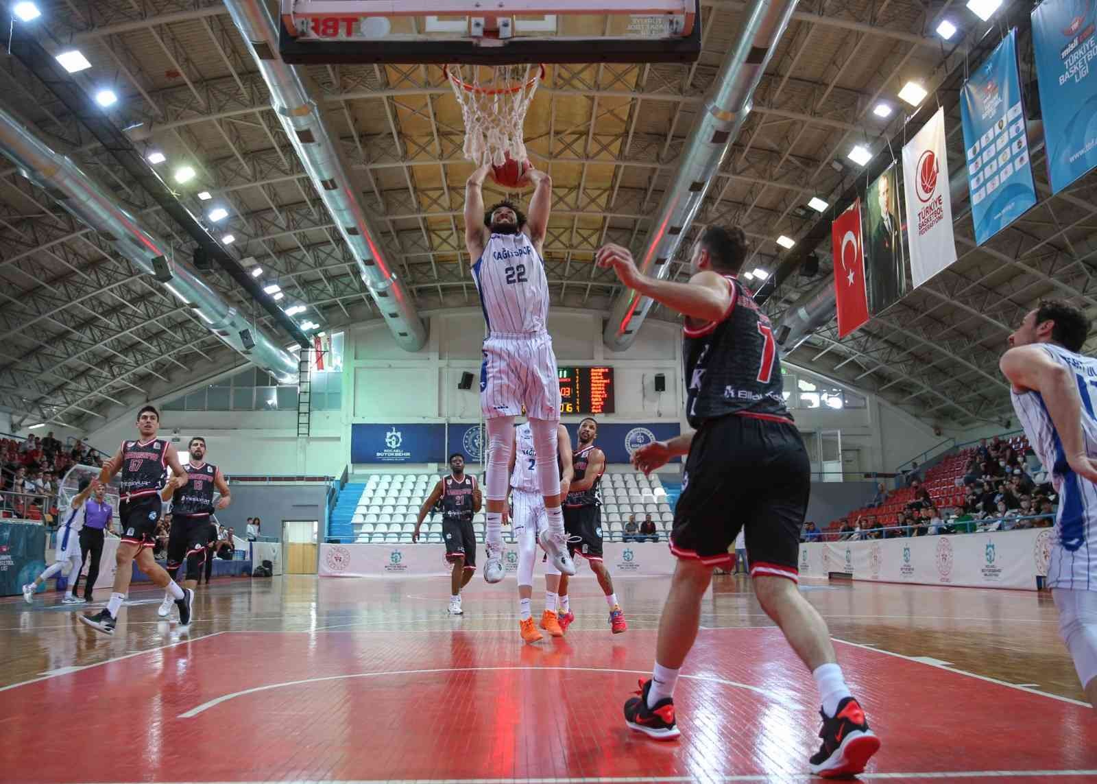 Türkiye Basketbol Ligi 26. hafta karşılaşmasında Samsunspor’u ağırlayan Kocaeli Büyükşehir Belediyesi Kağıtspor karşılaşmadan 70-76 mağlup ...