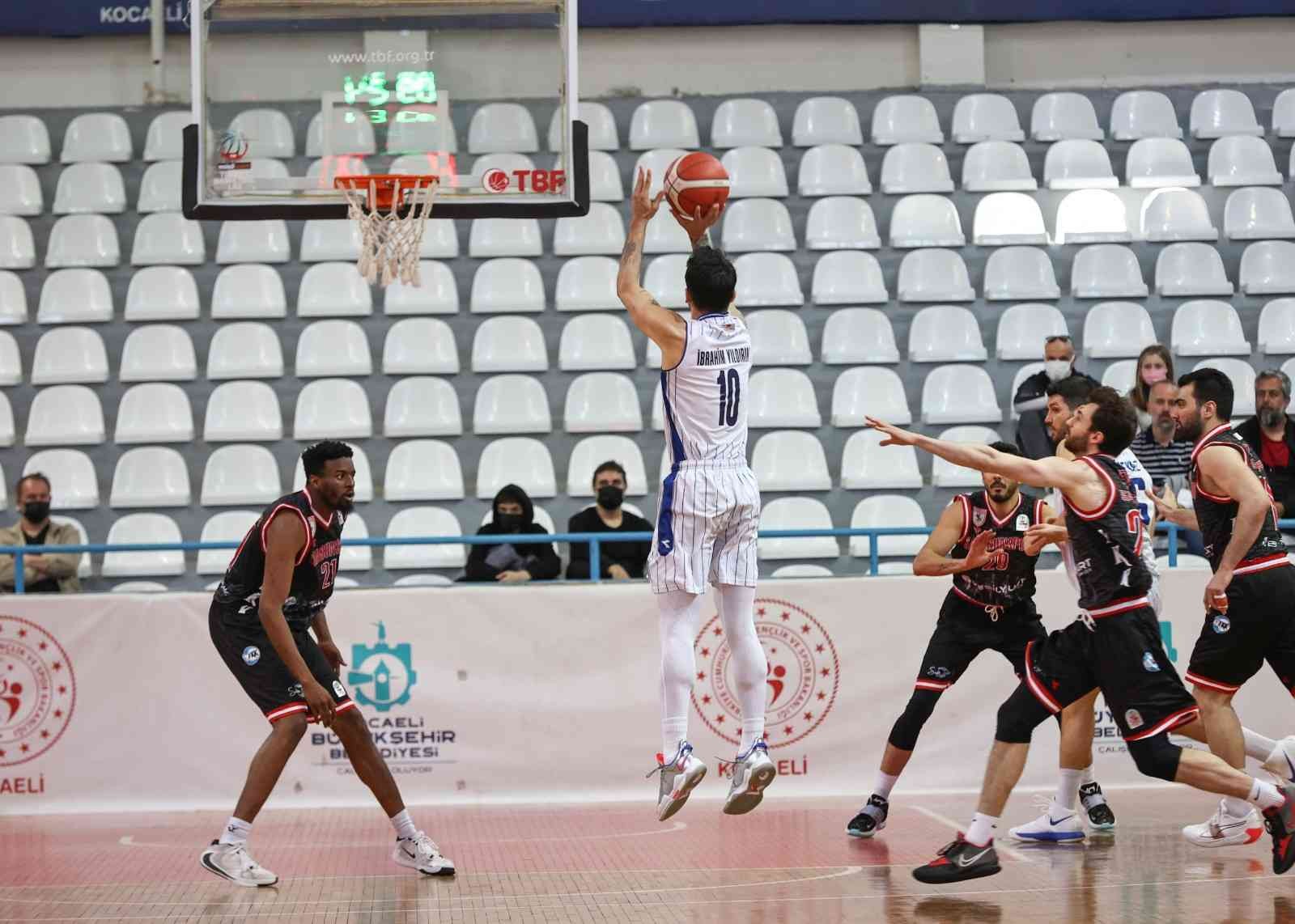 Türkiye Basketbol Ligi 26. hafta karşılaşmasında Samsunspor’u ağırlayan Kocaeli Büyükşehir Belediyesi Kağıtspor karşılaşmadan 70-76 mağlup ...