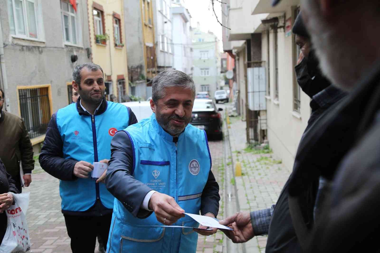 Türkiye Diyanet Vakfı İstanbul Şubesi tarafından Ramazan ayı dolayısıyla ihtiyaç sahibi ailelere yardım kartı dağıtımına başlandı. İstanbul ...