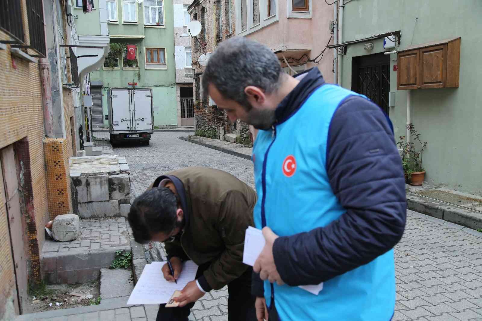 Türkiye Diyanet Vakfı İstanbul Şubesi tarafından Ramazan ayı dolayısıyla ihtiyaç sahibi ailelere yardım kartı dağıtımına başlandı. İstanbul ...