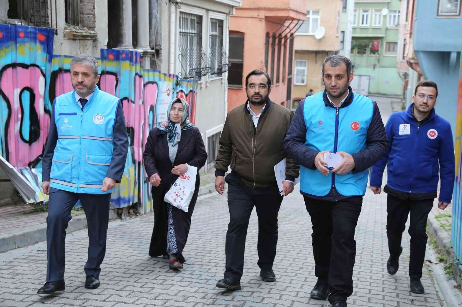 Türkiye Diyanet Vakfı İstanbul Şubesi tarafından Ramazan ayı dolayısıyla ihtiyaç sahibi ailelere yardım kartı dağıtımına başlandı. İstanbul ...