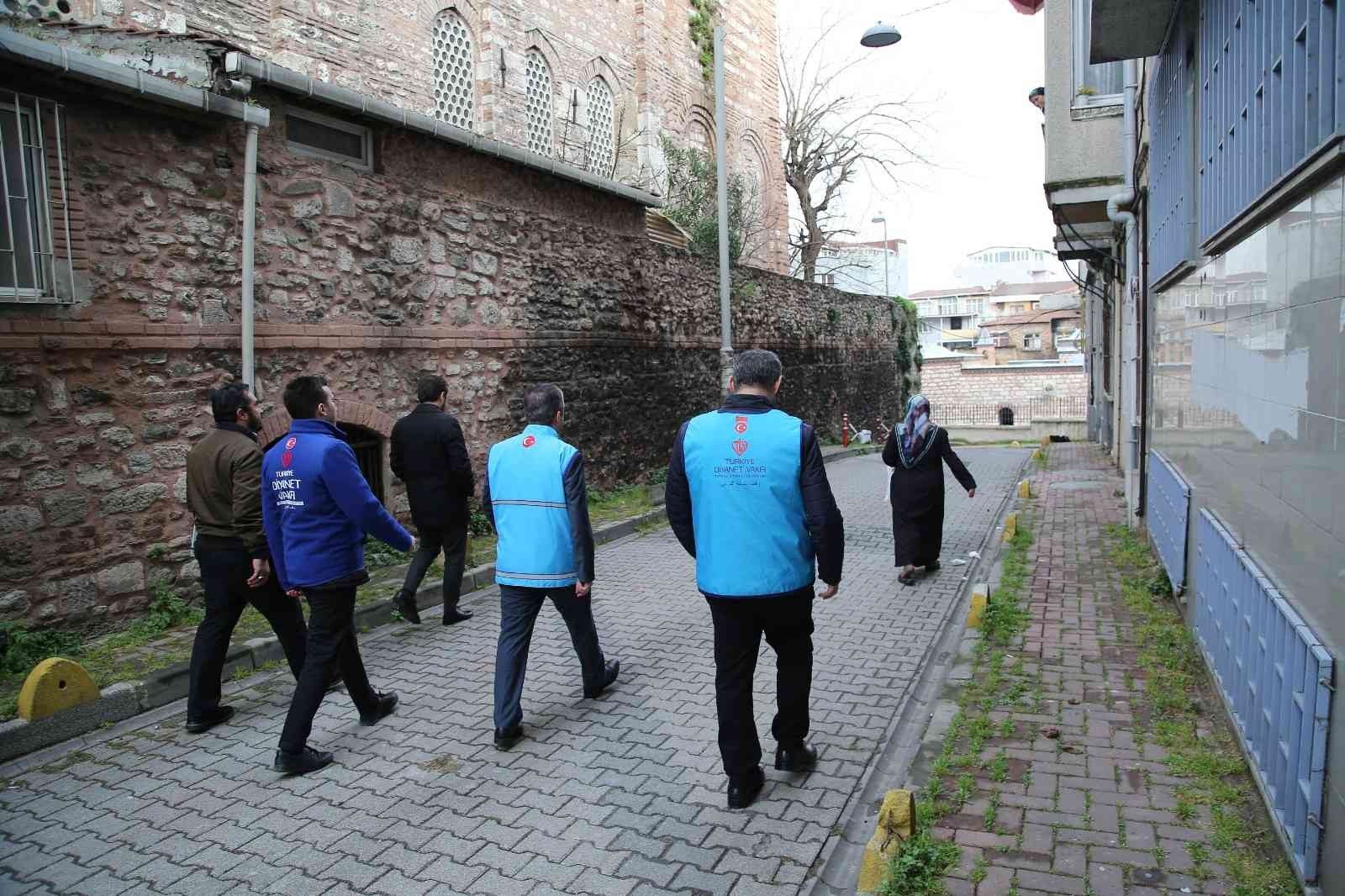 Türkiye Diyanet Vakfı İstanbul Şubesi tarafından Ramazan ayı dolayısıyla ihtiyaç sahibi ailelere yardım kartı dağıtımına başlandı. İstanbul ...