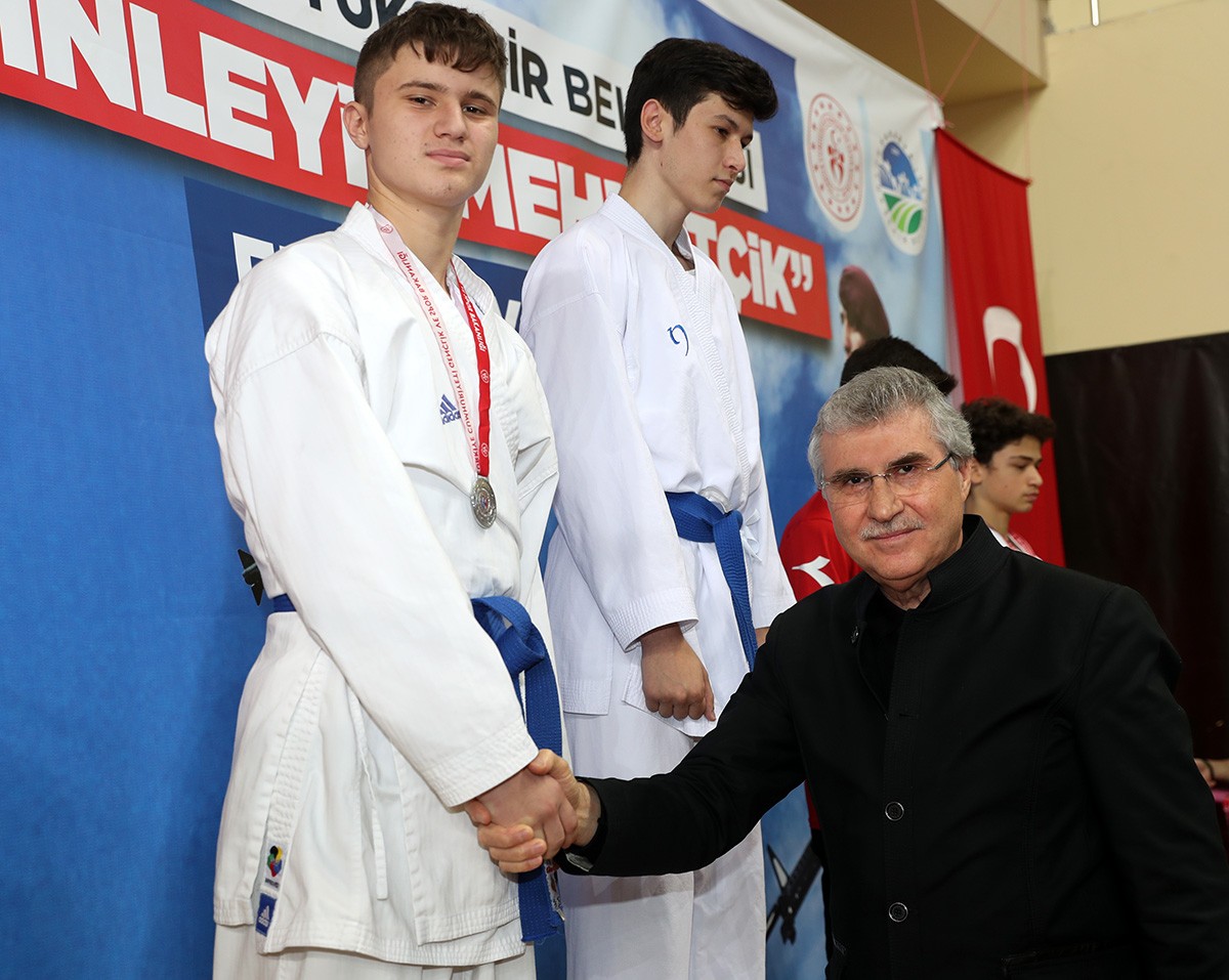 Sakarya Büyükşehir Belediyesi 5-9 Mayıs tarihleri arasında Türkiye Ümit, Genç ve 21 Yaş Altı Karate Şampiyonası ve Milli Takım seçmelerine ev ...