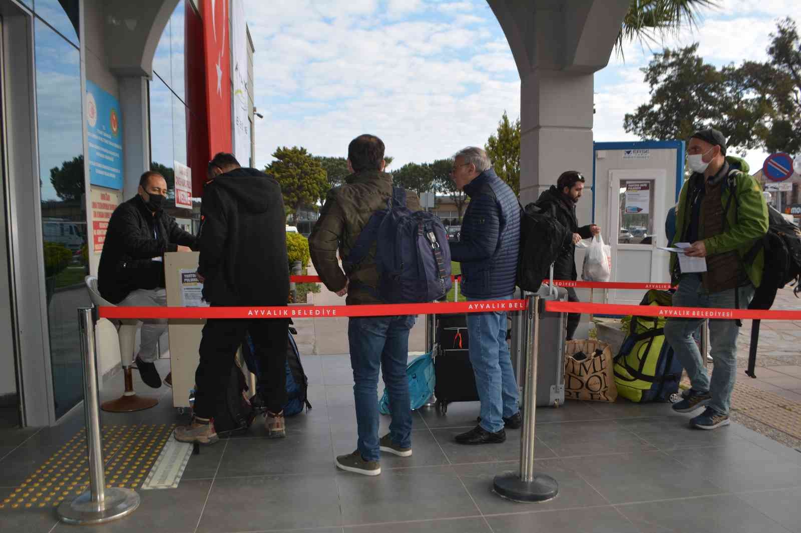 Türkiye’nin en batısından dünyaya açılan sınır kapısı olmasıyla bilinen Ayvalık Deniz Hudut Kapısı, 25 ay sonra yeniden açıldı. Pandemi nedeniyle ...