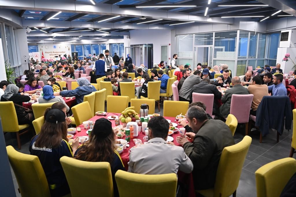 Tuzla’da yetim ve öksüz çocuklar aynı sofra etrafında buluştu. Tuzla’da gelenek haline gelen “Bizim Çocuklarımız” iftar programında konuşan Tuzla ...