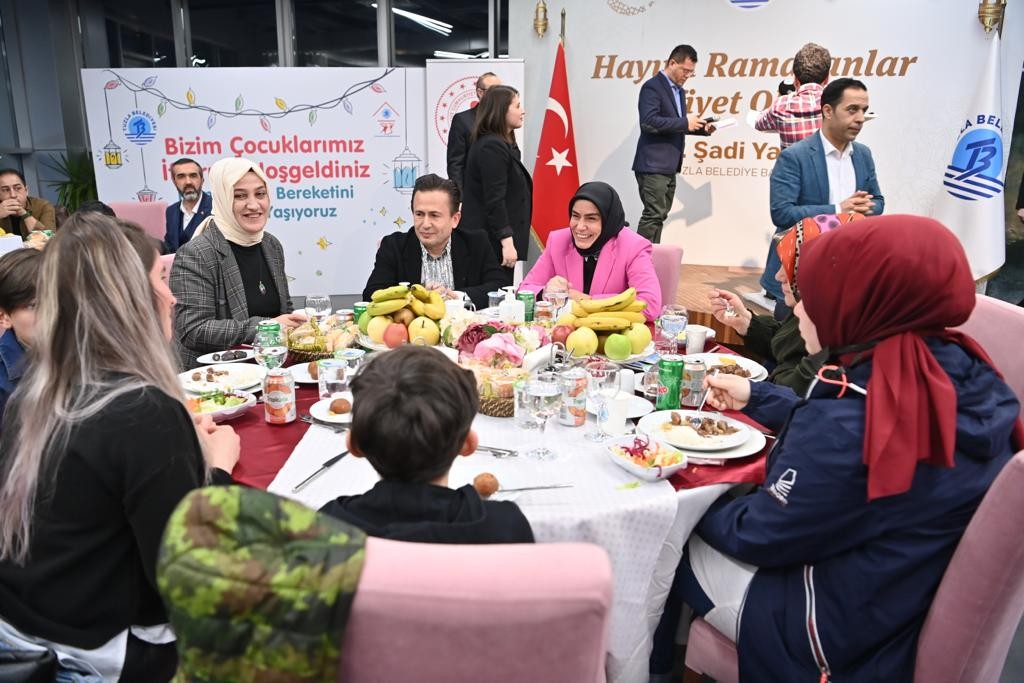 Tuzla’da yetim ve öksüz çocuklar aynı sofra etrafında buluştu. Tuzla’da gelenek haline gelen “Bizim Çocuklarımız” iftar programında konuşan Tuzla ...