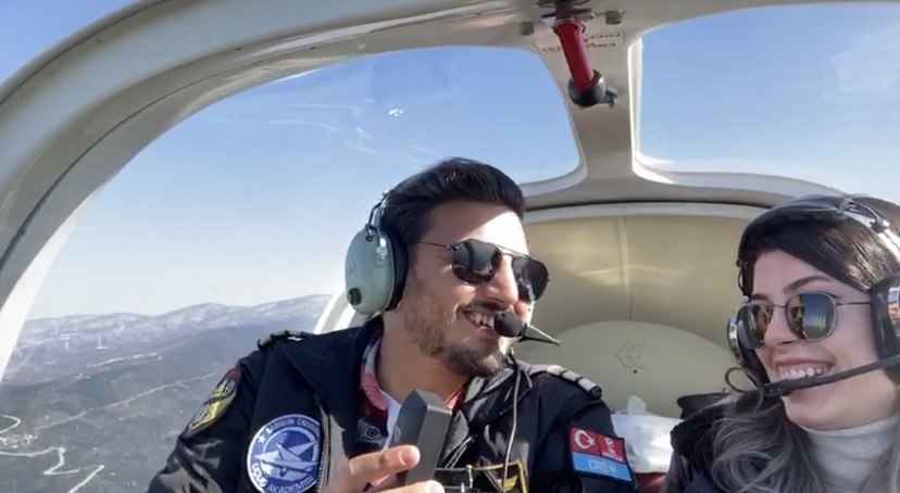 Bursa’daki uçak kazasında ölen pilot Furkan Otkum’un kız arkadaşı Aslı Yüce’ye uçakta evlenme teklifi ettiği anın görüntüleri ortaya çıktı ...