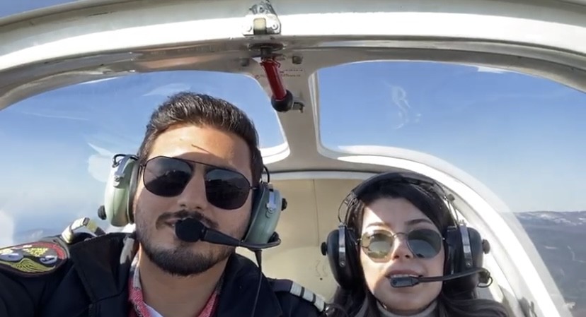 Bursa’daki uçak kazasında ölen pilot Furkan Otkum’un kız arkadaşı Aslı Yüce’ye uçakta evlenme teklifi ettiği anın görüntüleri ortaya çıktı ...