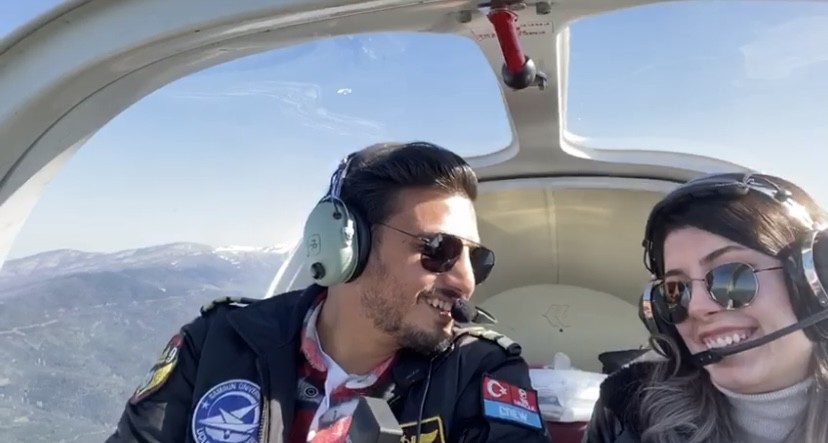 Bursa’daki uçak kazasında ölen pilot Furkan Otkum’un kız arkadaşı Aslı Yüce’ye uçakta evlenme teklifi ettiği anın görüntüleri ortaya çıktı ...