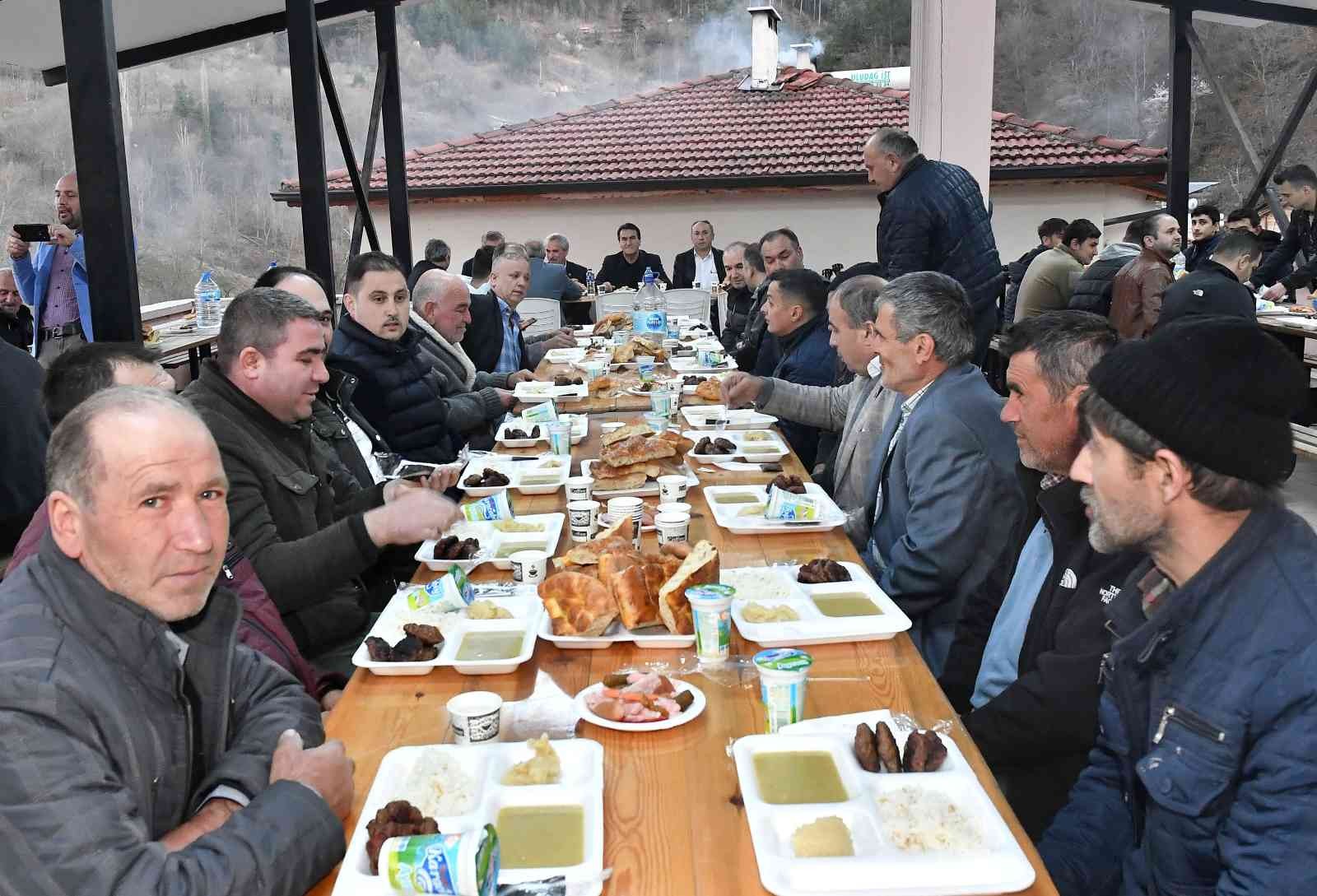 Osmangazi Belediye Başkanı Mustafa Dündar, bu yılın ilk toplu iftarını Uluçam Mahallesi sakinleriyle birlikte yaptı. Dağ yöresindeki Uluçam ...