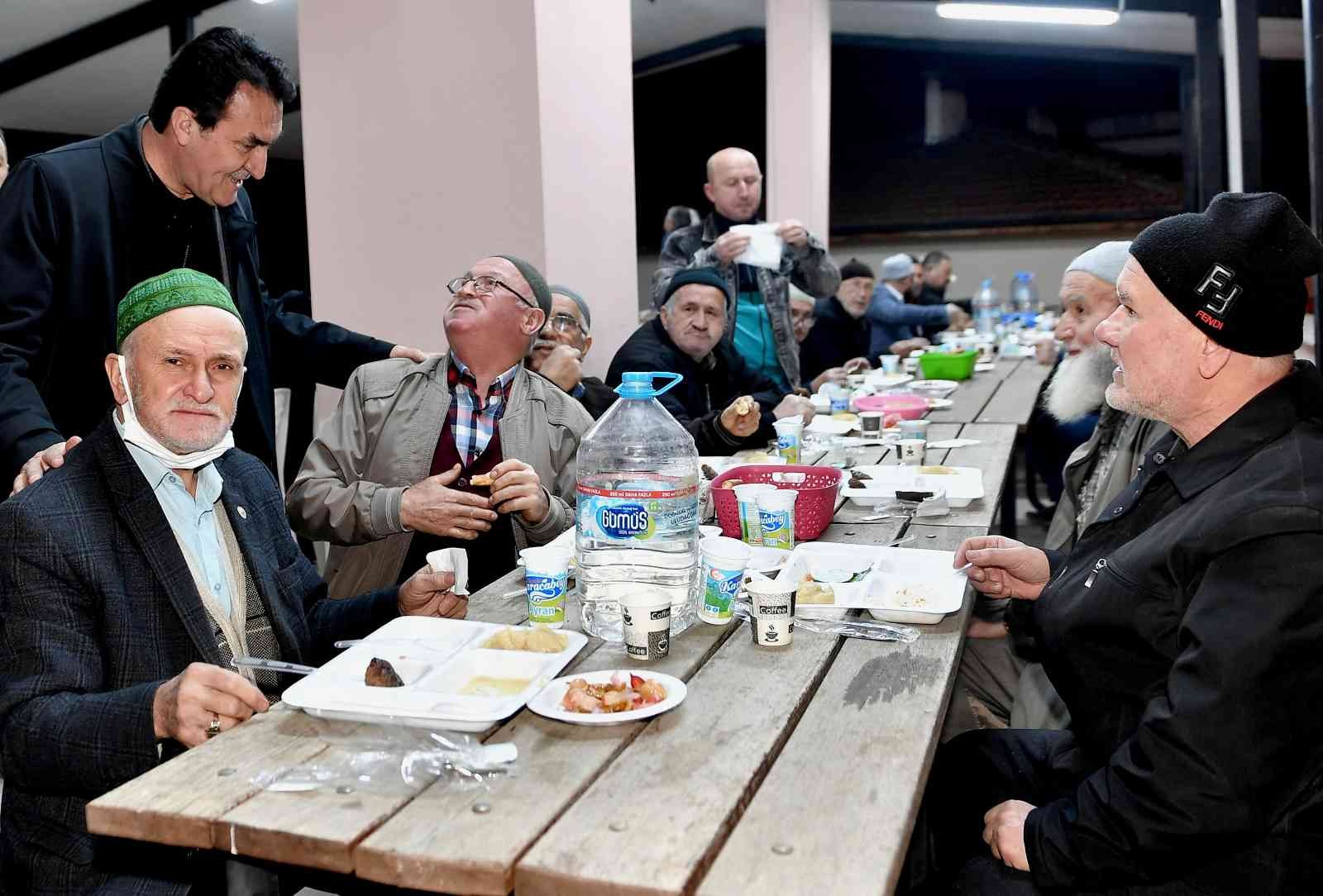 Osmangazi Belediye Başkanı Mustafa Dündar, bu yılın ilk toplu iftarını Uluçam Mahallesi sakinleriyle birlikte yaptı. Dağ yöresindeki Uluçam ...