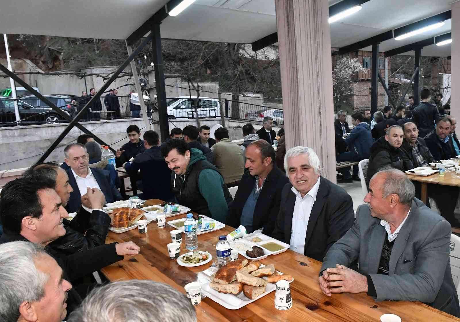 Osmangazi Belediye Başkanı Mustafa Dündar, bu yılın ilk toplu iftarını Uluçam Mahallesi sakinleriyle birlikte yaptı. Dağ yöresindeki Uluçam ...