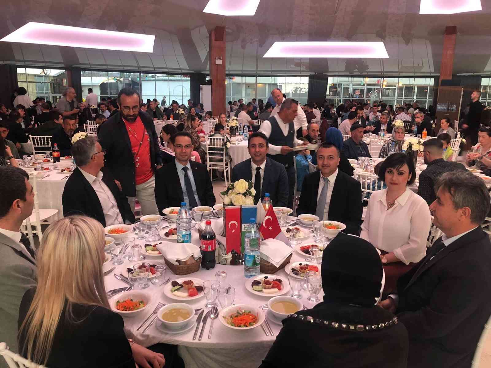 Uludağ Elektrik dağıtım ve perakende şirketleri, geleneksel hale getirdiği ramazan buluşmalarında çalışanlarıyla Çanakkale’de iftar yaptı ...