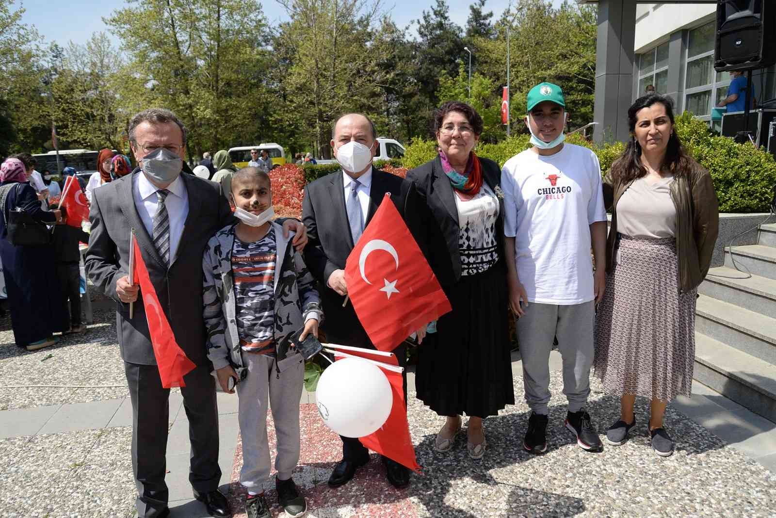 Bursa Uludağ Üniversitesi ve Bursa LÖDER’in işbirliğiyle Sabahattin Gazioğlu Çocuk Hematoloji ve Onkoloji Hastanesinde tedavi gören çocuklar için ...