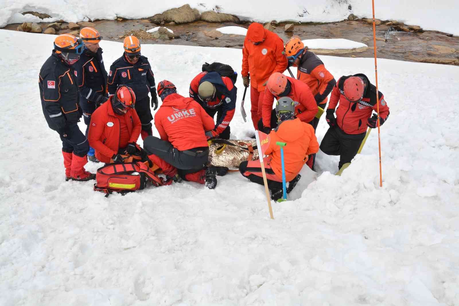 Bursa’da kış turizminin önemli yerlerinden biri olan Uludağ’da 180 personelin katılımıyla ’’2022 Çığ Önlemleri ve Müdahale Tatbikatı’’ yapıldı ...