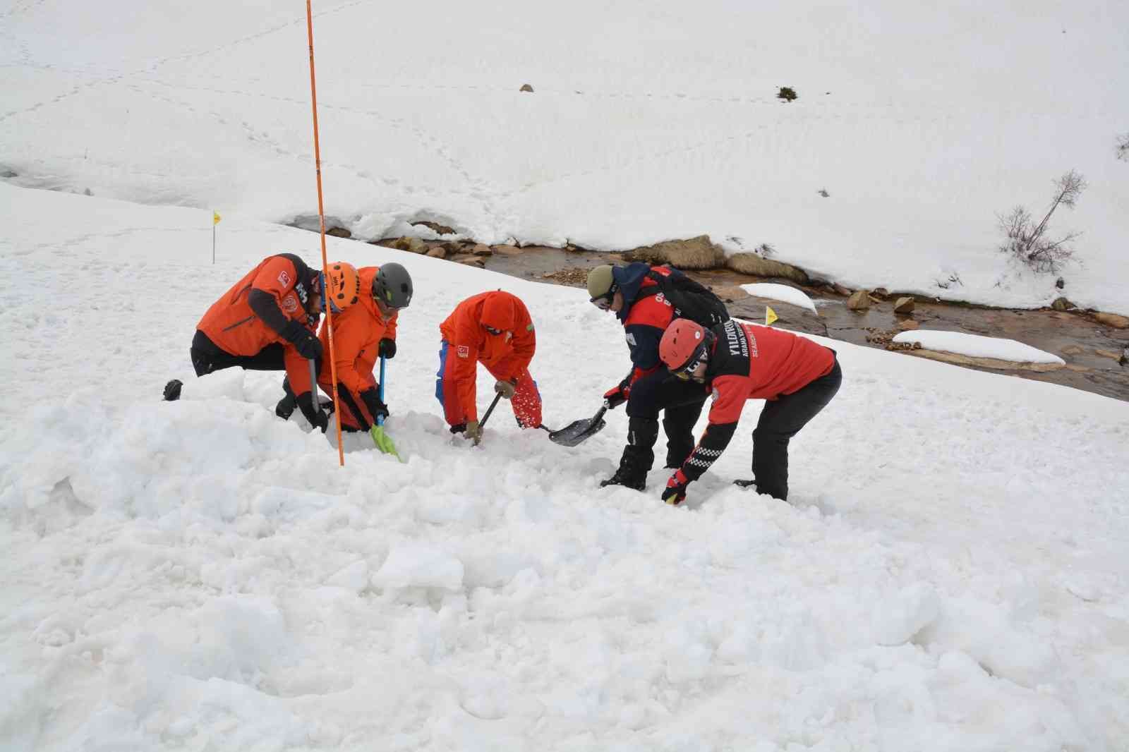 Bursa’da kış turizminin önemli yerlerinden biri olan Uludağ’da 180 personelin katılımıyla ’’2022 Çığ Önlemleri ve Müdahale Tatbikatı’’ yapıldı ...