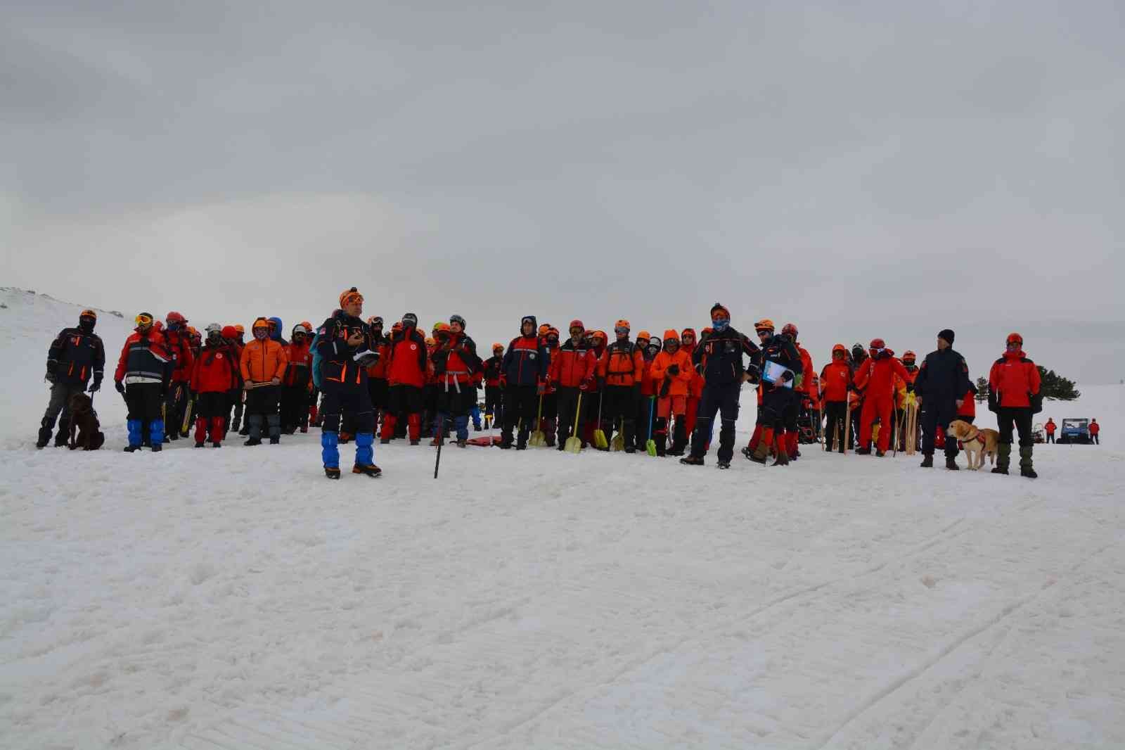 Bursa’da kış turizminin önemli yerlerinden biri olan Uludağ’da 180 personelin katılımıyla ’’2022 Çığ Önlemleri ve Müdahale Tatbikatı’’ yapıldı ...