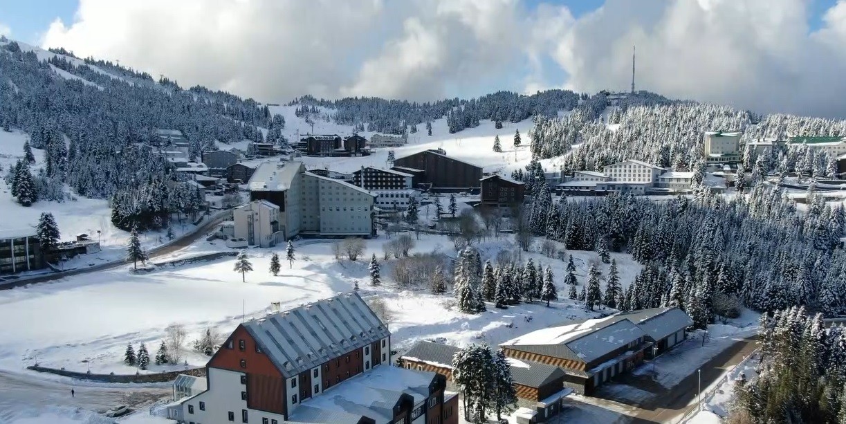 Kış turizminin önemli merkezlerinden Uludağ’da lüks oteller sezonu kapatsa da kütük ve iglo evleri yerli ve yabancı turistlere farklı tecrübe ...