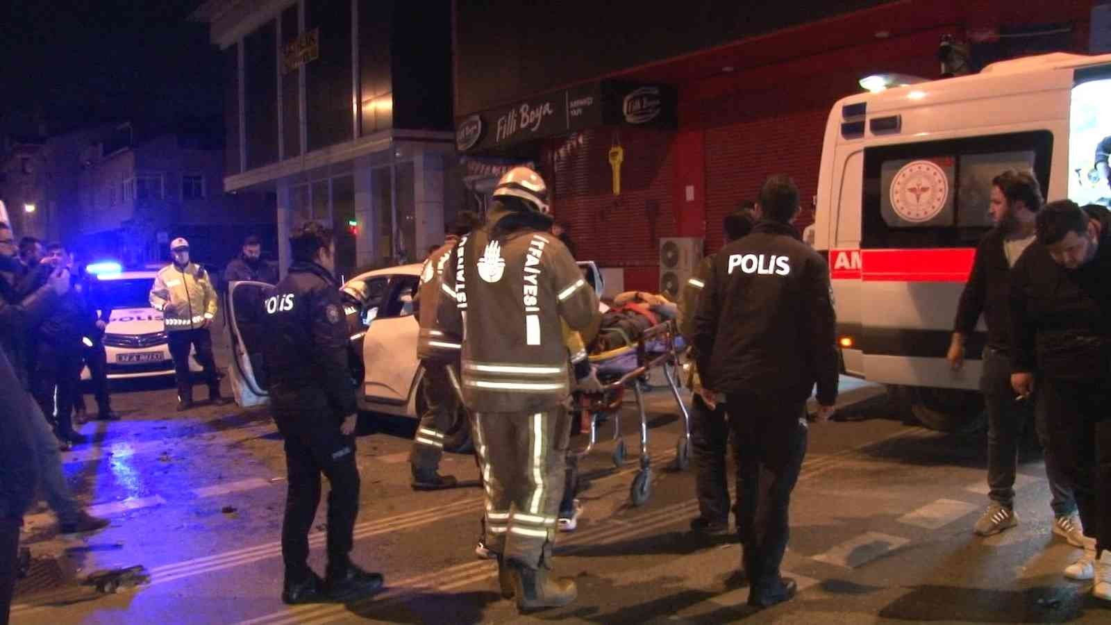 Ümraniye Acısu Caddesi ile Nato yolu Caddesinin birleşiminde hız yapan otomobil kapalı kasa minibüsüne yandan çarptı. Çapmanın etkisi ile ...