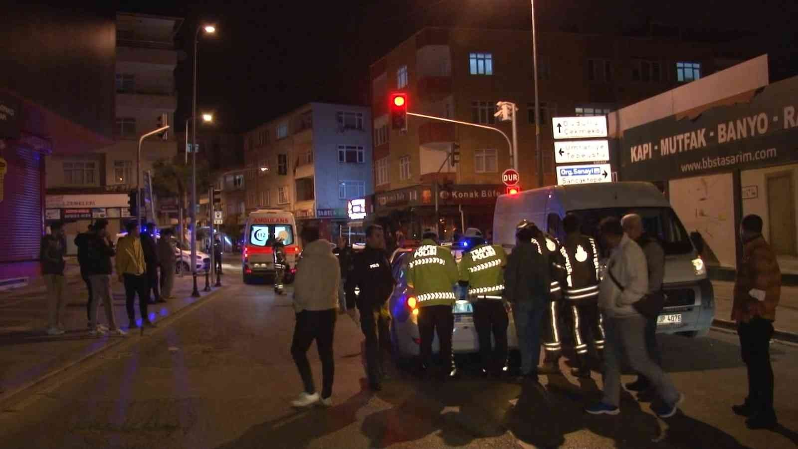 Ümraniye Acısu Caddesi ile Nato yolu Caddesinin birleşiminde hız yapan otomobil kapalı kasa minibüsüne yandan çarptı. Çapmanın etkisi ile ...