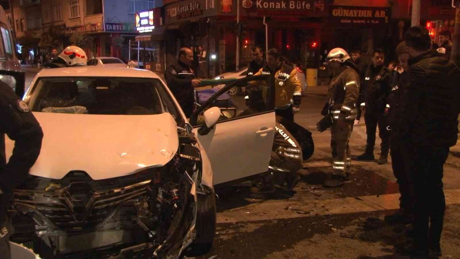 Ümraniye Acısu Caddesi ile Nato yolu Caddesinin birleşiminde hız yapan otomobil kapalı kasa minibüsüne yandan çarptı. Çapmanın etkisi ile ...