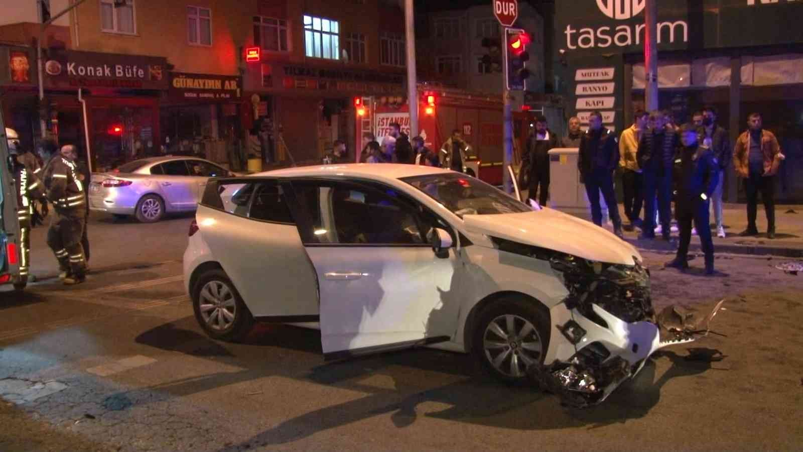 Ümraniye Acısu Caddesi ile Nato yolu Caddesinin birleşiminde hız yapan otomobil kapalı kasa minibüsüne yandan çarptı. Çapmanın etkisi ile ...