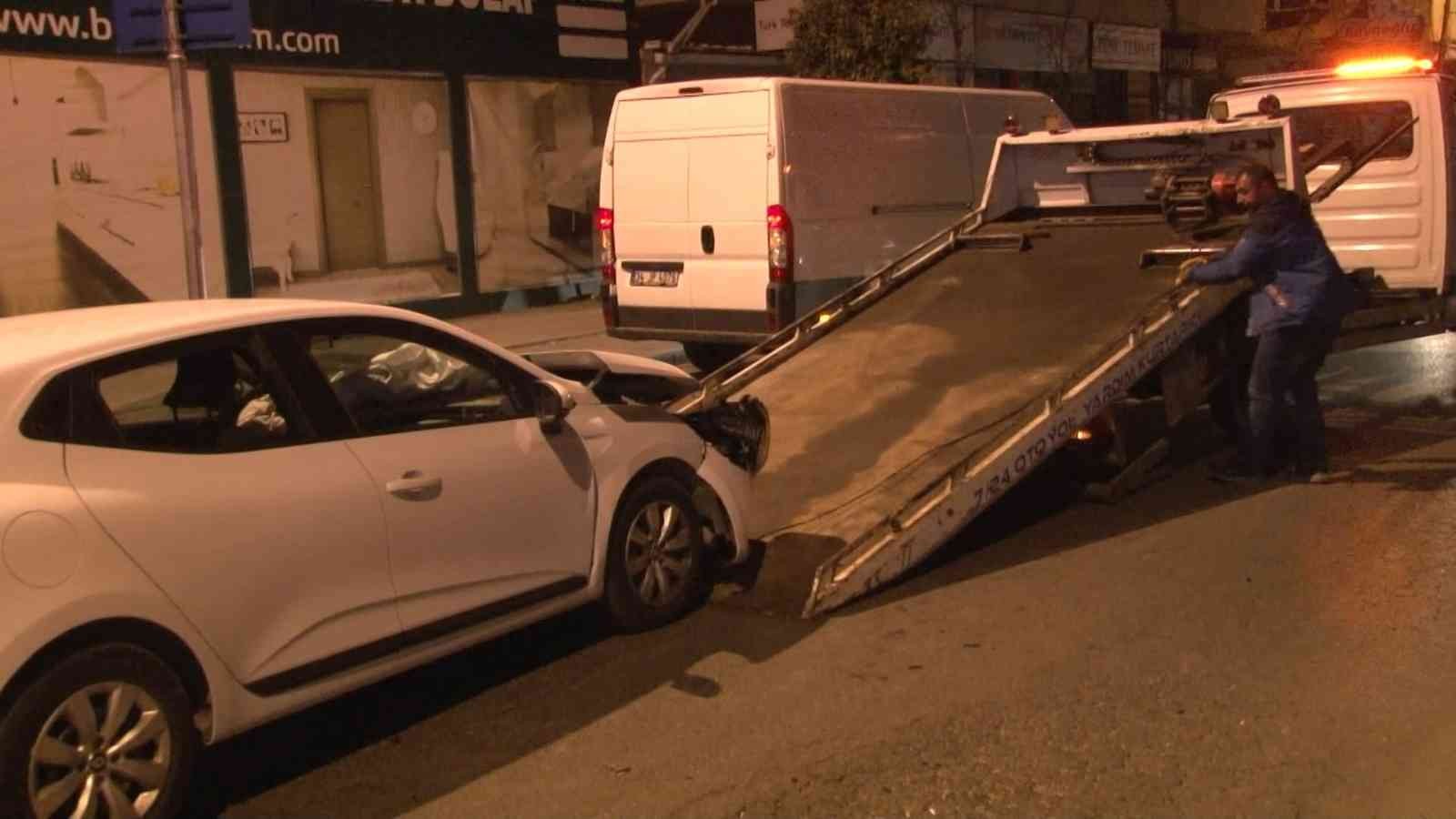 Ümraniye Acısu Caddesi ile Nato yolu Caddesinin birleşiminde hız yapan otomobil kapalı kasa minibüsüne yandan çarptı. Çapmanın etkisi ile ...