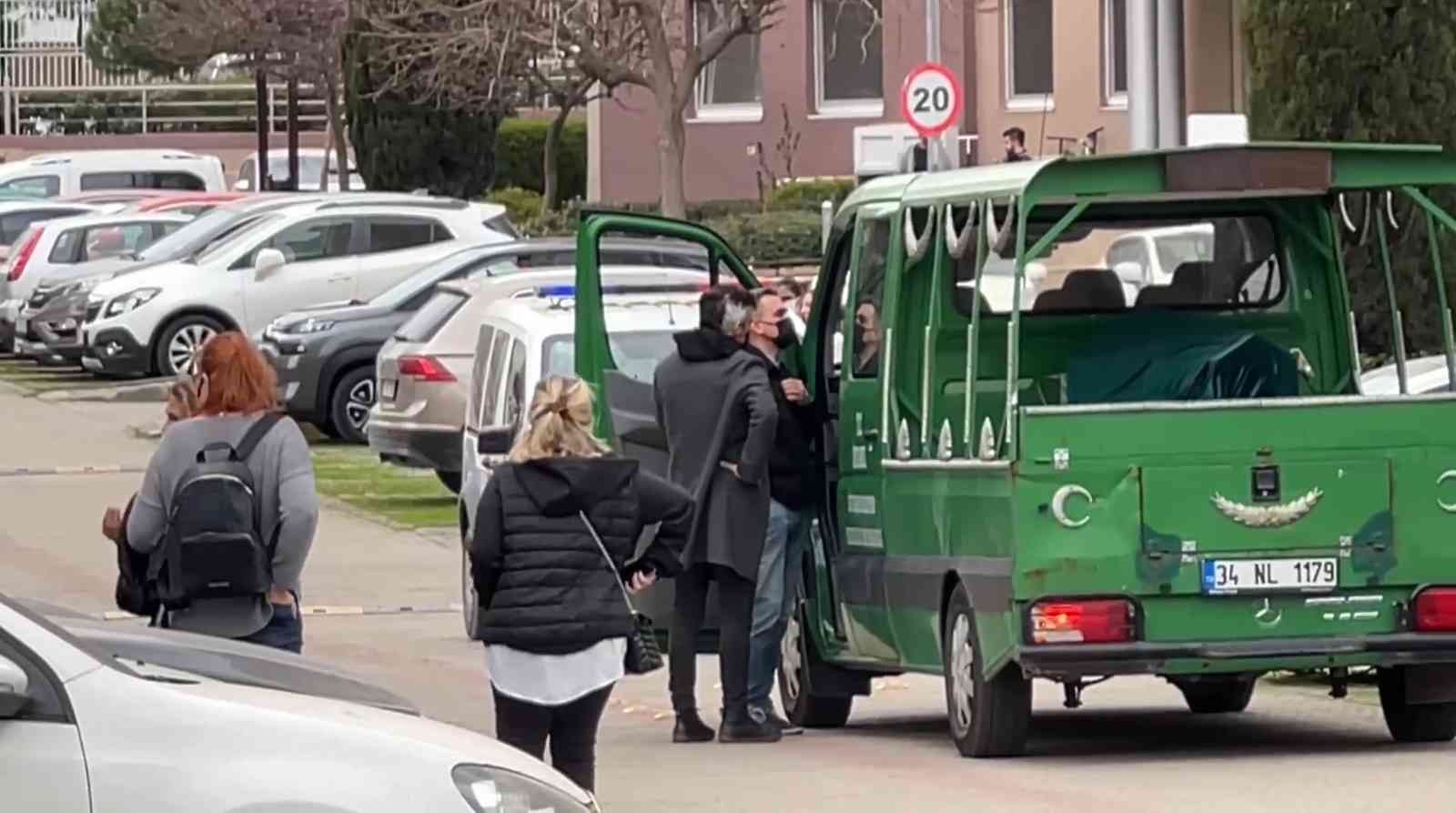 Sanatçı Koray Candemir’in annesi Solmaz Candemir, Kadıköy’de yaşadığı 18 katlı binanın 9.katında evinin camını sildiği esnada düşerek hayatını ...