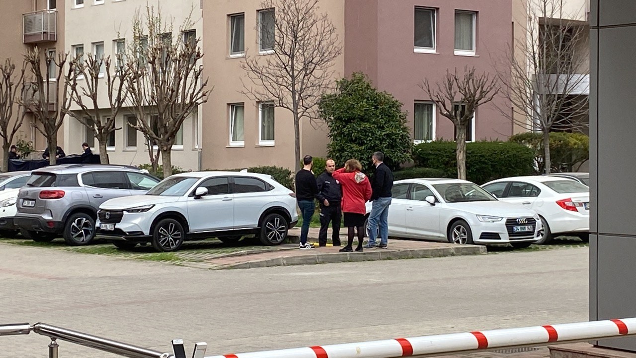 Sanatçı Koray Candemir’in annesi Solmaz Candemir, Kadıköy’de yaşadığı 18 katlı binanın 9.katında evinin camını sildiği esnada düşerek hayatını ...