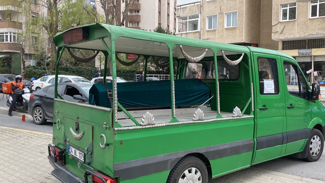 Sanatçı Koray Candemir’in annesi Solmaz Candemir, Kadıköy’de yaşadığı 18 katlı binanın 9.katında evinin camını sildiği esnada düşerek hayatını ...