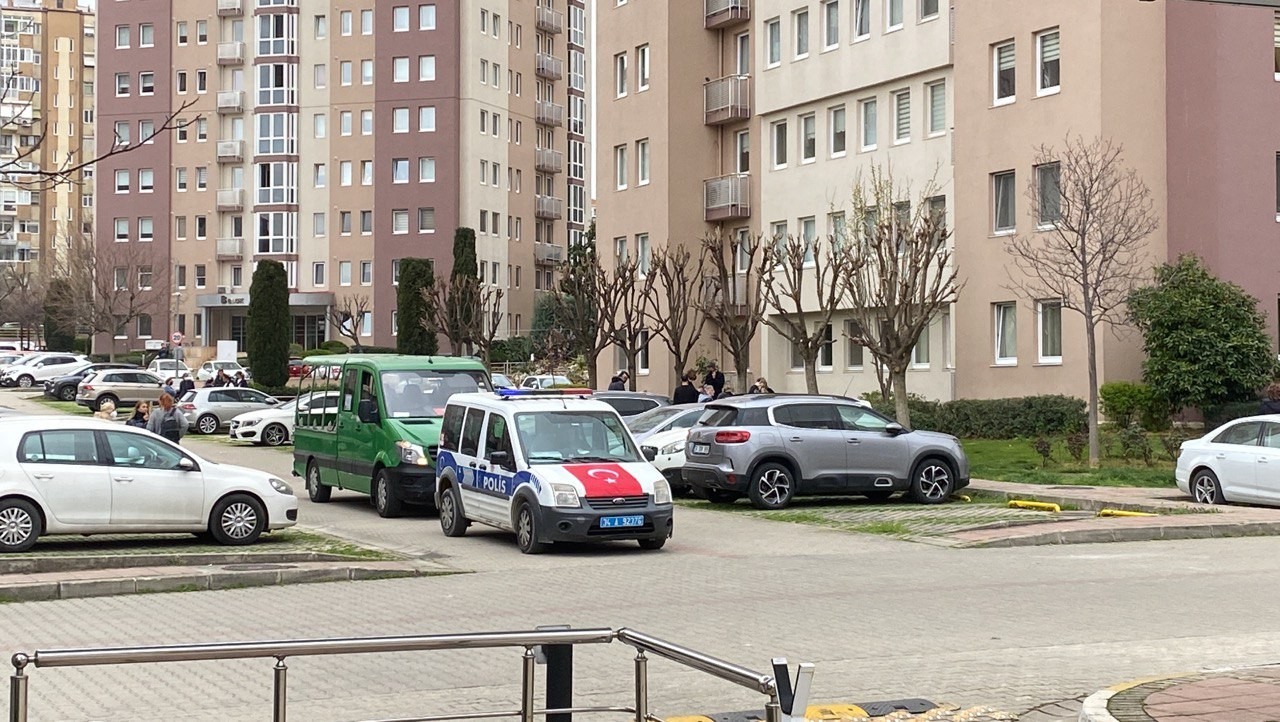 Sanatçı Koray Candemir’in annesi Solmaz Candemir, Kadıköy’de yaşadığı 18 katlı binanın 9.katında evinin camını sildiği esnada düşerek hayatını ...