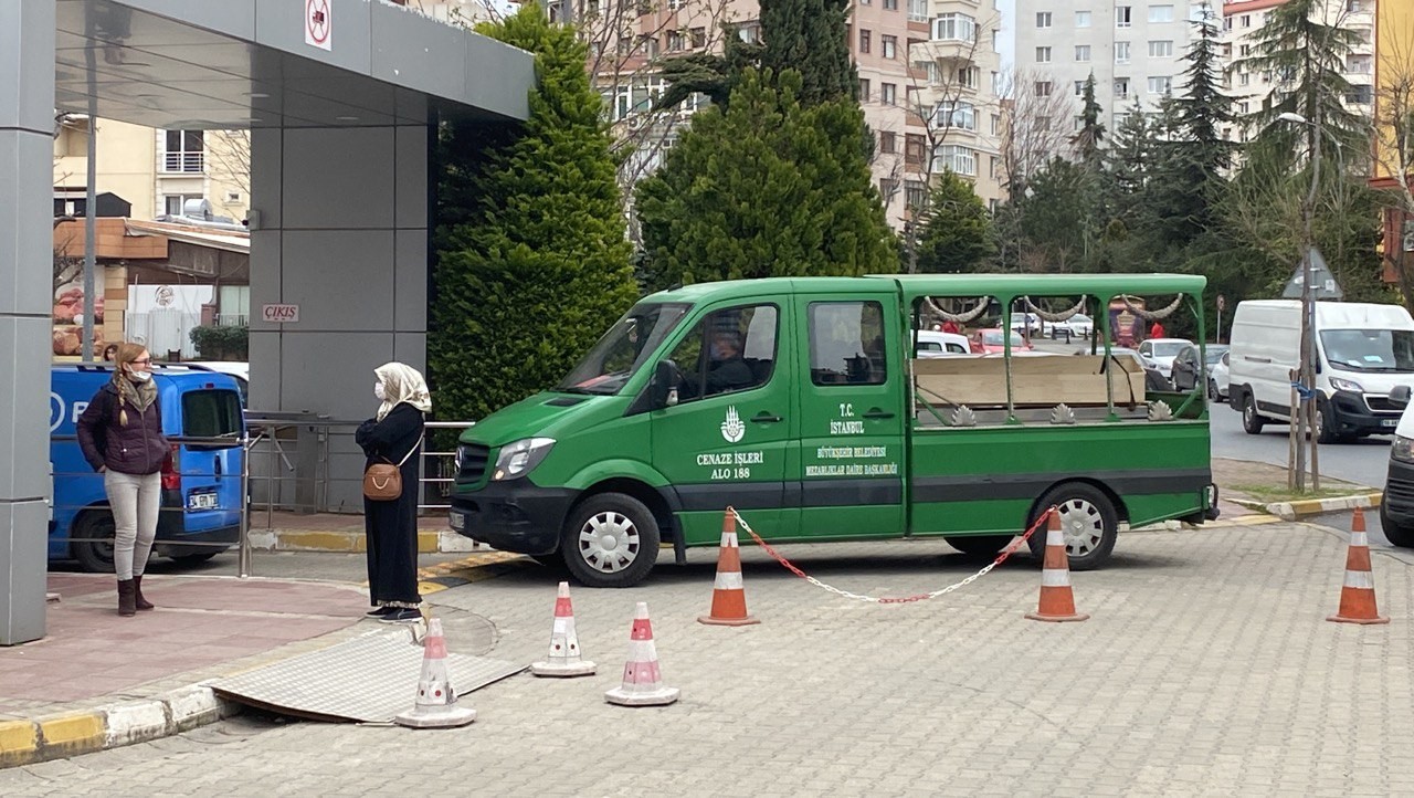 Sanatçı Koray Candemir’in annesi Solmaz Candemir, Kadıköy’de yaşadığı 18 katlı binanın 9.katında evinin camını sildiği esnada düşerek hayatını ...