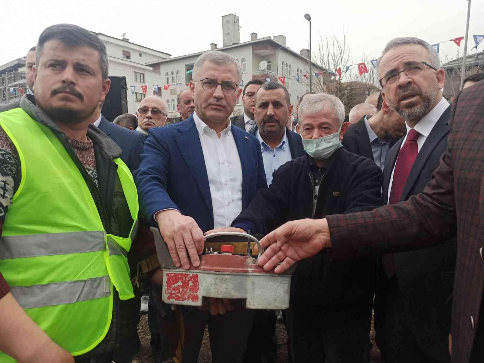 Üsküdar’da 750 kişilik kapasitesiyle hizmete girecek olan Talimhane Camii’nin temel atma töreni Üsküdar Belediye Başkanı Hilmi Türkmen ve ...