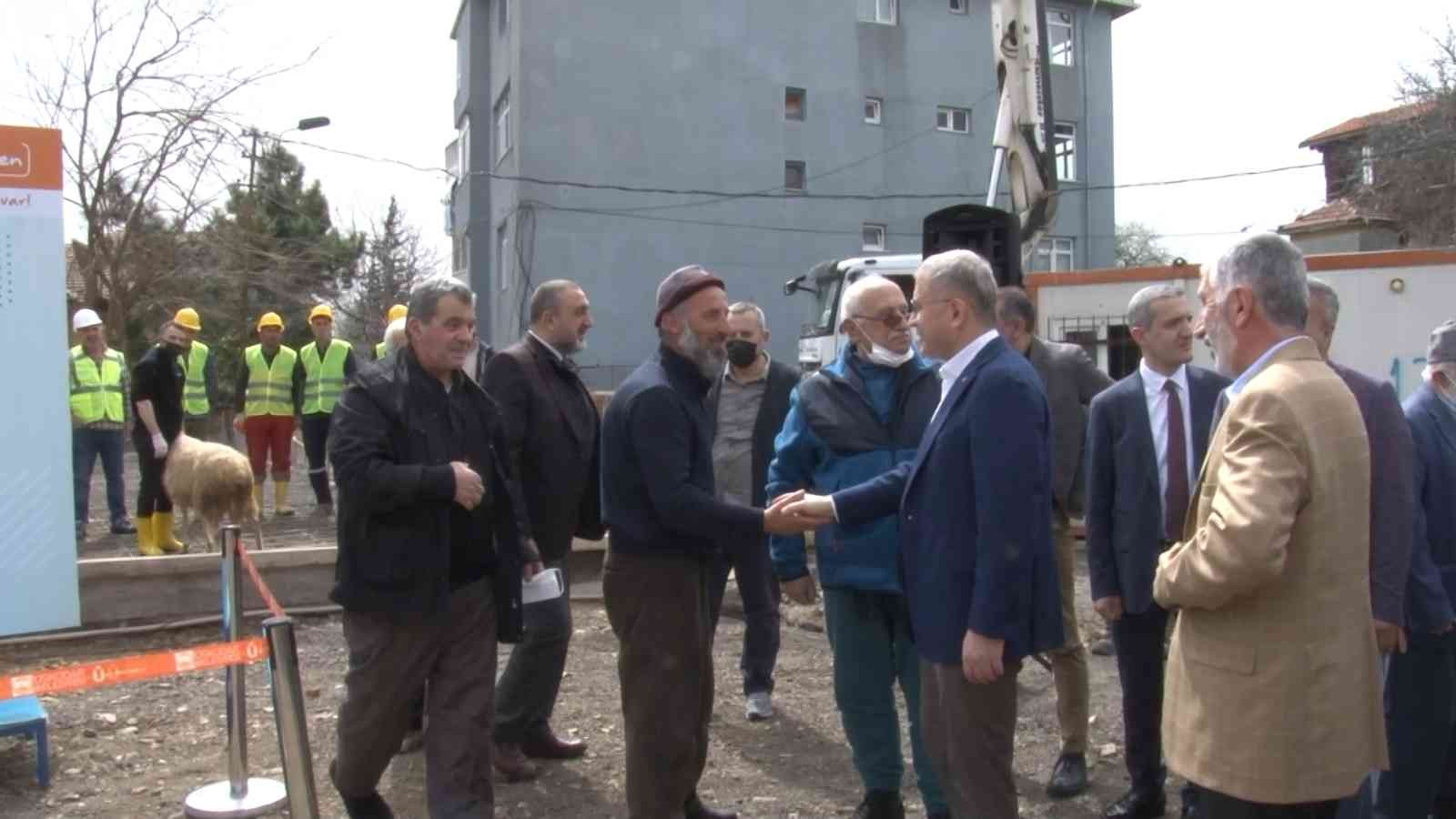 Üsküdar’da 750 kişilik kapasitesiyle hizmete girecek olan Talimhane Camii’nin temel atma töreni Üsküdar Belediye Başkanı Hilmi Türkmen ve ...