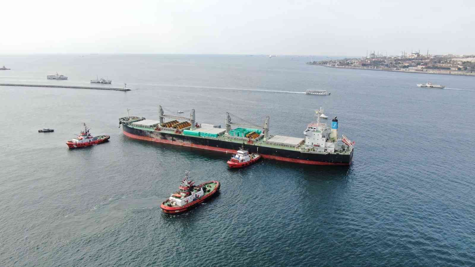 Üsküdar’da Haydarpaşa Limanı açıklarında yanaşma manevrası yapan 197 metre boyundaki Josco Taicang isimli, Hong Kong bayraklı kuru yük gemisi ...