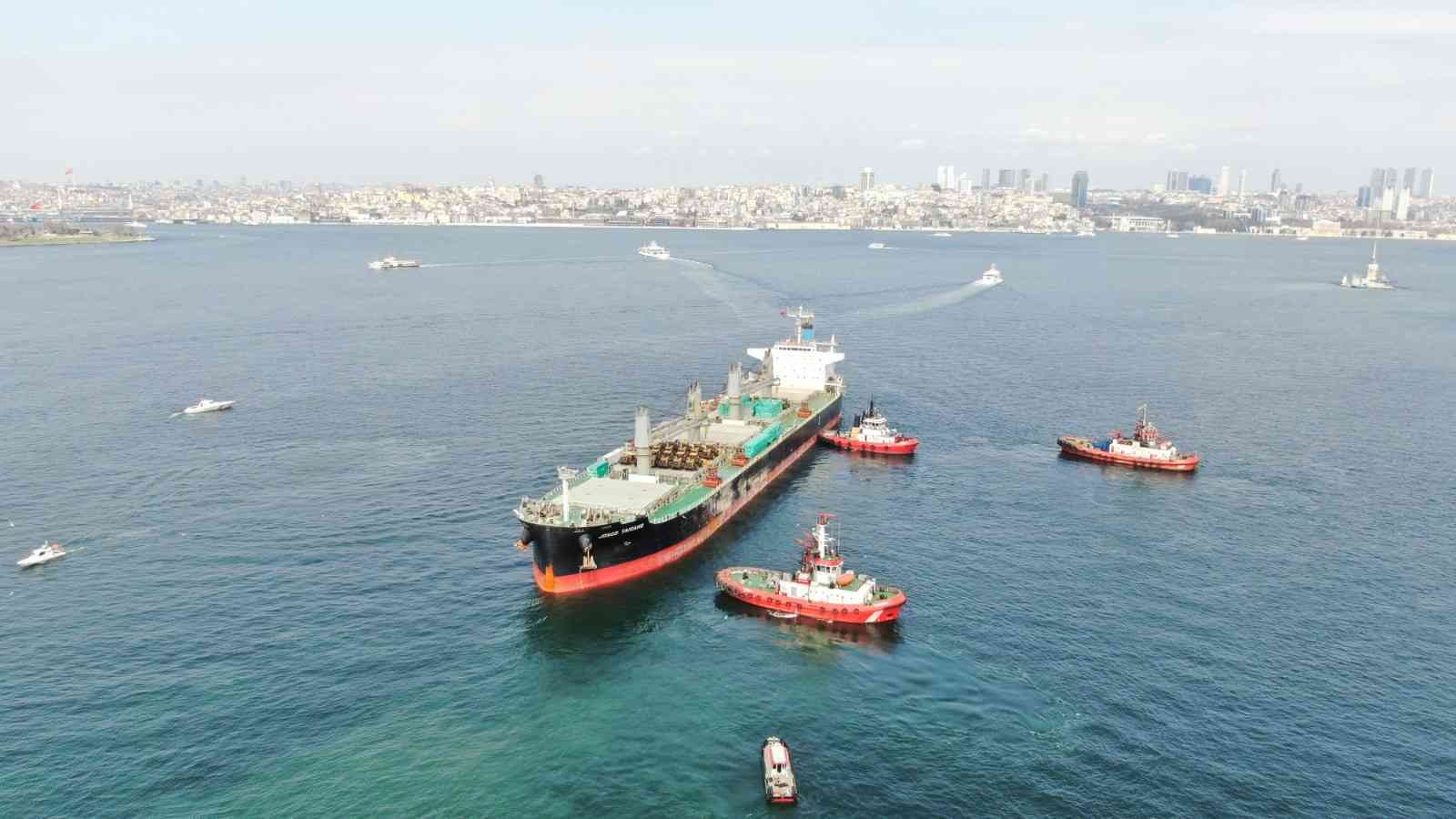 Üsküdar’da Haydarpaşa Limanı açıklarında yanaşma manevrası yapan 197 metre boyundaki Josco Taicang isimli, Hong Kong bayraklı kuru yük gemisi ...