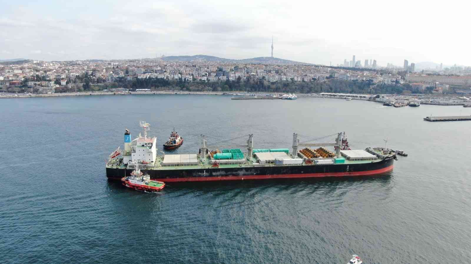 Üsküdar’da Haydarpaşa Limanı açıklarında yanaşma manevrası yapan 197 metre boyundaki Josco Taicang isimli, Hong Kong bayraklı kuru yük gemisi ...