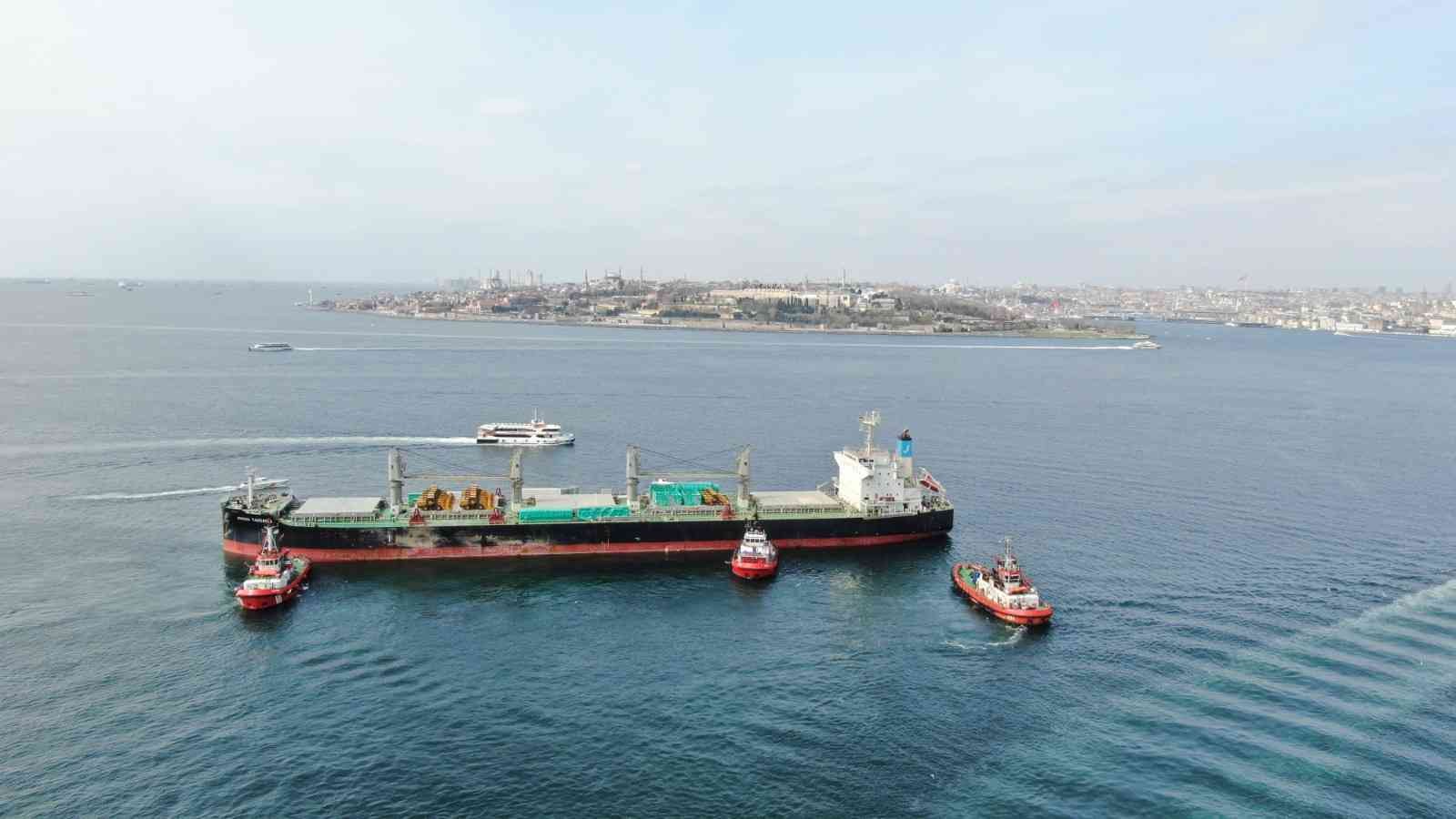 Üsküdar’da Haydarpaşa Limanı açıklarında yanaşma manevrası yapan 197 metre boyundaki Josco Taicang isimli, Hong Kong bayraklı kuru yük gemisi ...