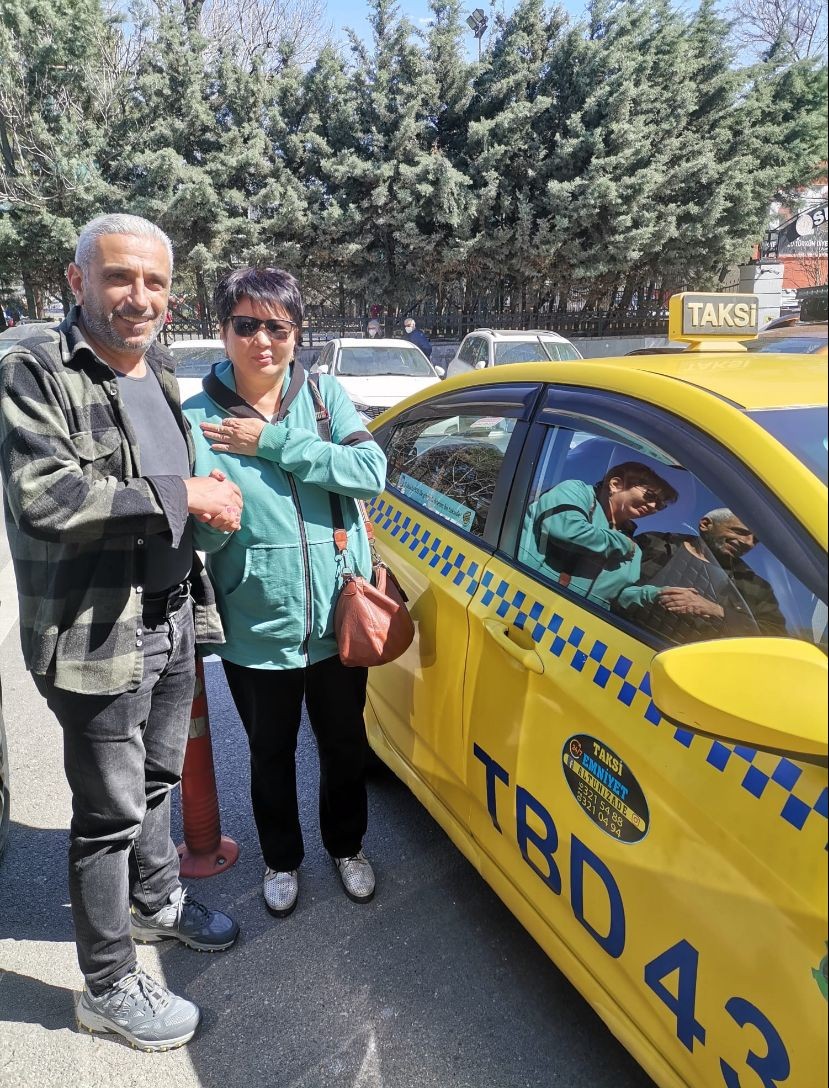 Üsküdar’da bir taksici, taşıdığı yabancı uyruklu 2 müşterinin araç içerisinde unuttuğu 14 bin doları sahiplerine teslim etti. Geçtiğimiz günlerde ...