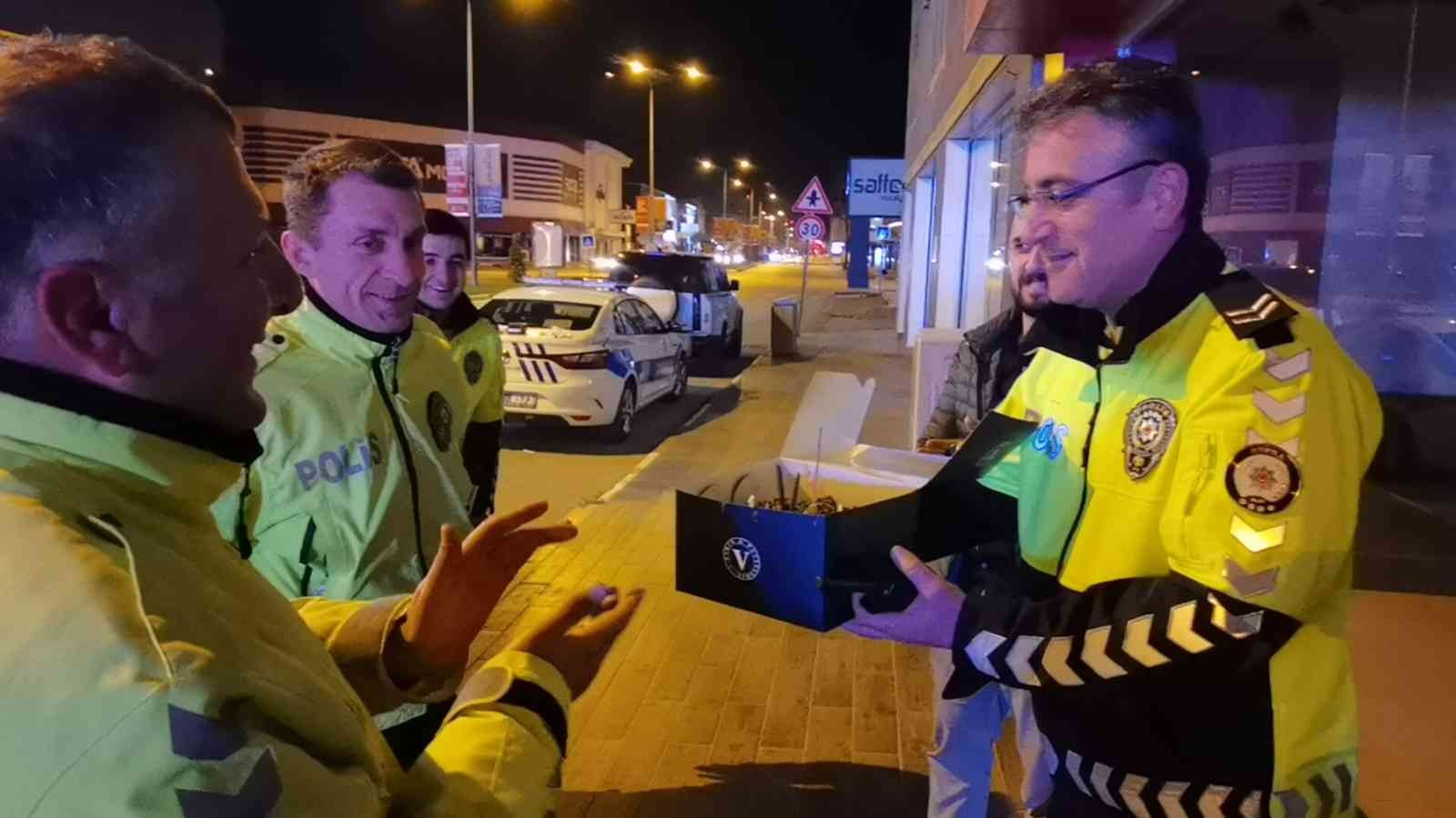 Bursa’nın İnegöl ilçesinde Emniyet Genel Müdürlüğü’nün kuruluşunun 177’inci yıl dönümü ve “Polis Haftası” kapsamında sürücüler, uygulama yapan ...