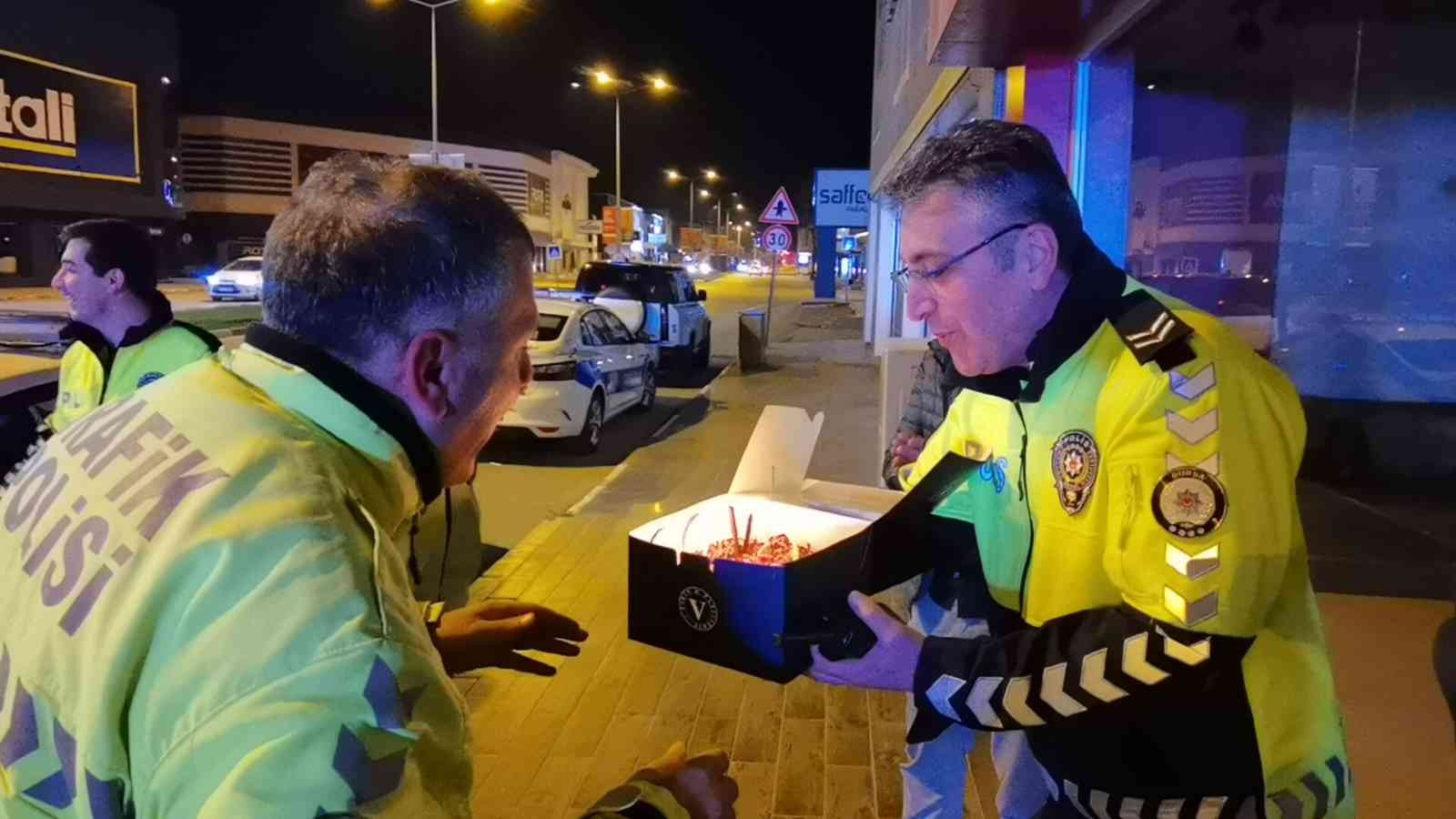 Bursa’nın İnegöl ilçesinde Emniyet Genel Müdürlüğü’nün kuruluşunun 177’inci yıl dönümü ve “Polis Haftası” kapsamında sürücüler, uygulama yapan ...