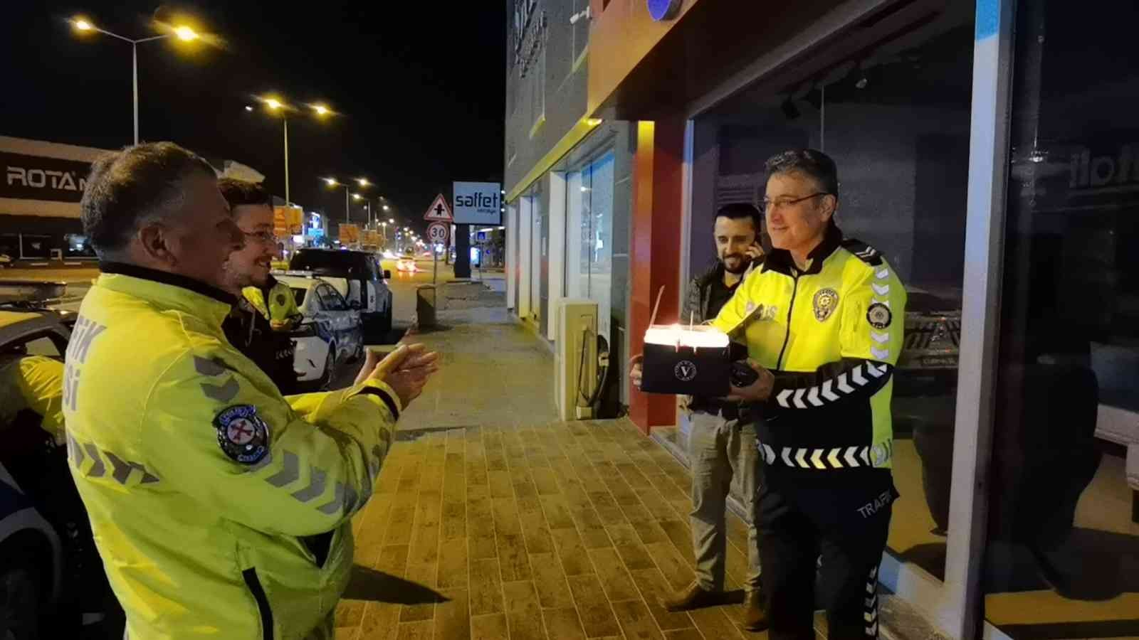 Bursa’nın İnegöl ilçesinde Emniyet Genel Müdürlüğü’nün kuruluşunun 177’inci yıl dönümü ve “Polis Haftası” kapsamında sürücüler, uygulama yapan ...