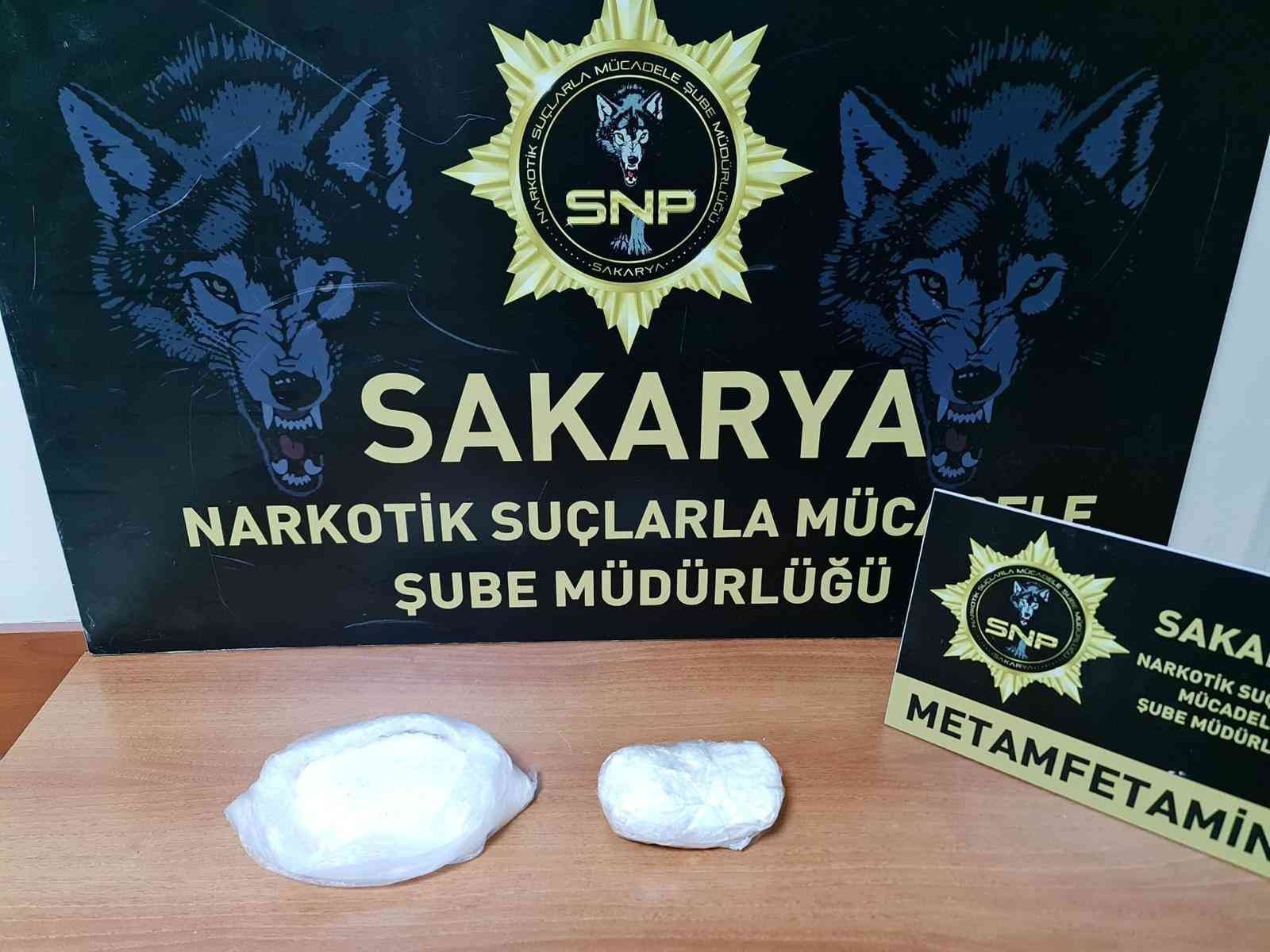 Sakarya’da polis ekiplerince 3 ilçede gerçekleştirilen uyuşturucu operasyonunda 2 kilo 925 gram sentetik uyuşturucu, 464,26 gram metamfetamin ...