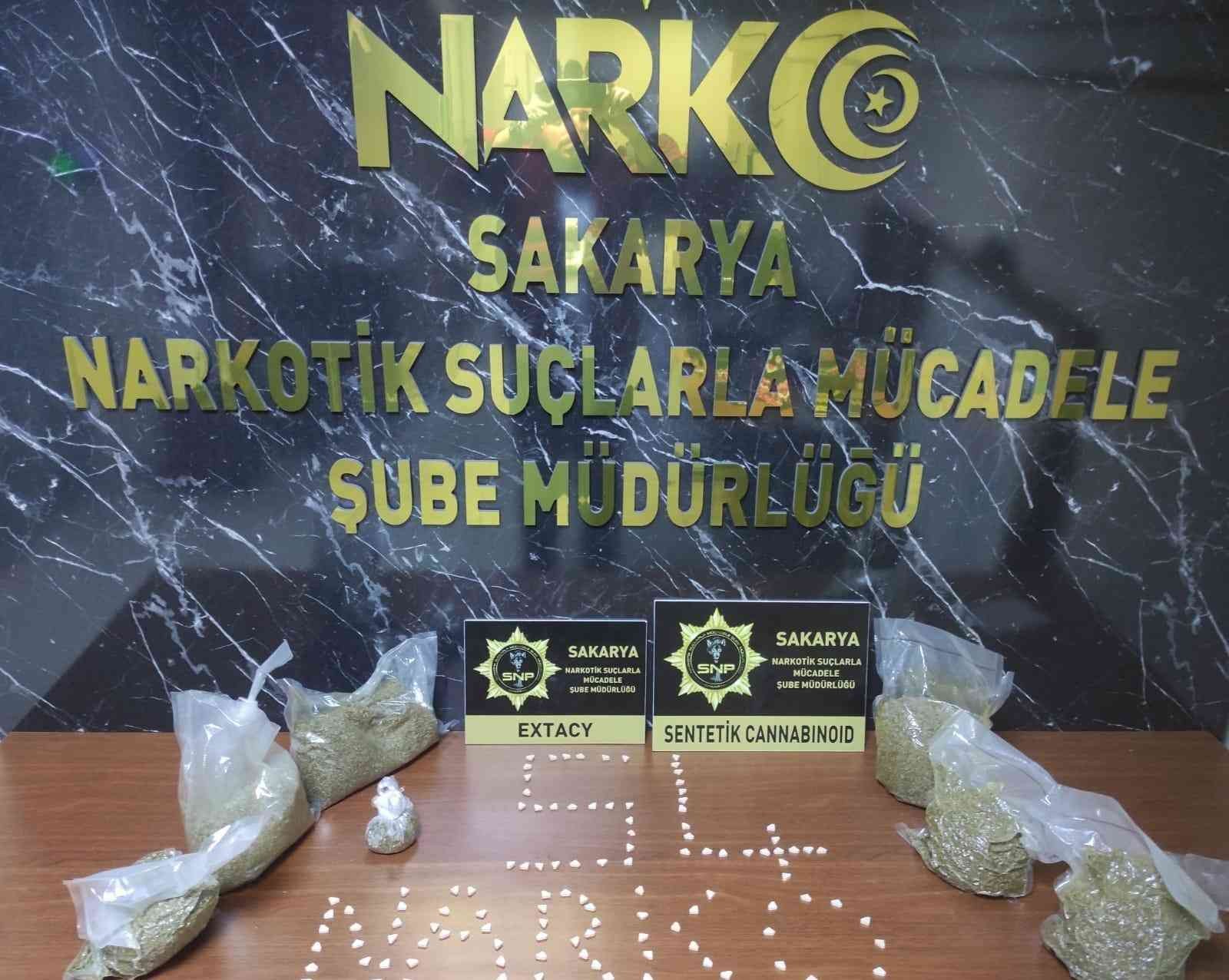 Sakarya’da polis ekiplerince 3 ilçede gerçekleştirilen uyuşturucu operasyonunda 2 kilo 925 gram sentetik uyuşturucu, 464,26 gram metamfetamin ...