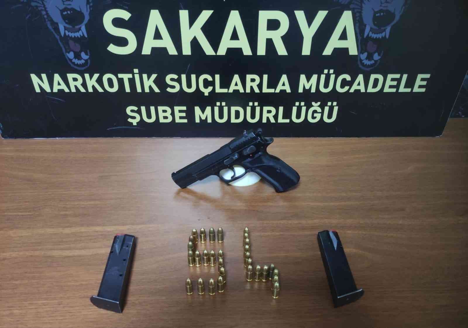 Sakarya’da polis ekiplerince 3 ilçede gerçekleştirilen uyuşturucu operasyonunda 2 kilo 925 gram sentetik uyuşturucu, 464,26 gram metamfetamin ...