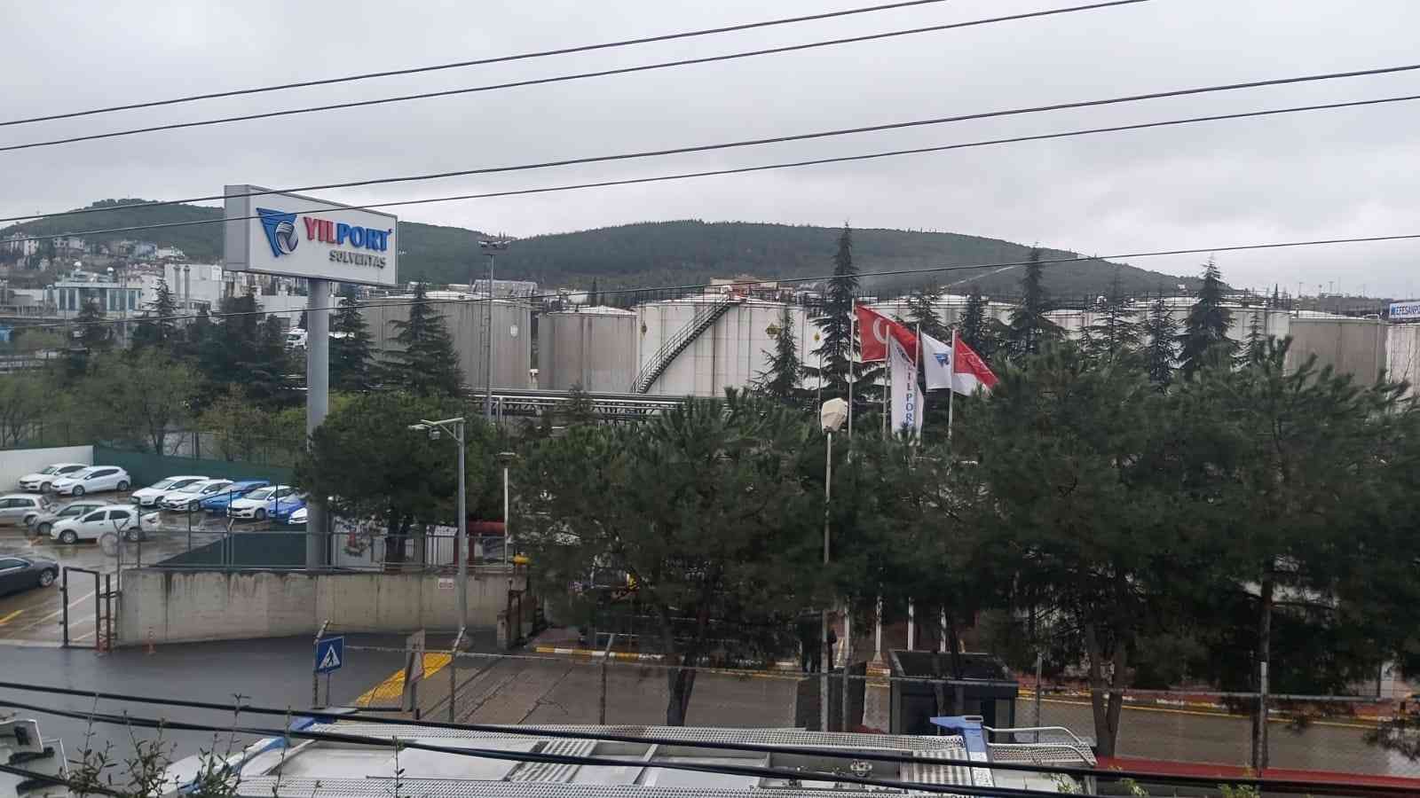 Kocaeli’nin Dilovası ilçesinde bulunan kimyasal madde depolama tesisinde çalışan işçi, üzerine fenol maddesi dökülmesiyle birlikte ağır yaralandı ...