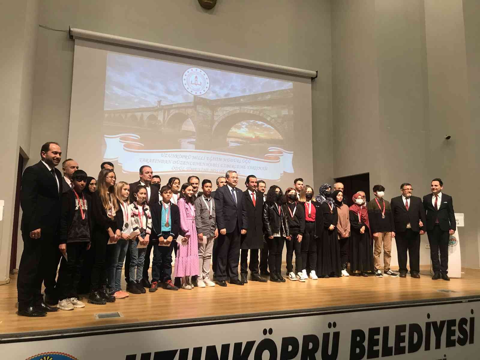 Edirne’nin Uzunköprü İlçe Milli Eğitim Müdürlüğü tarafından ’40 Hadis Ezber Okuma Yarışması’ yapıldı. Atatürk Kültür Merkezi konferans salonunda ...